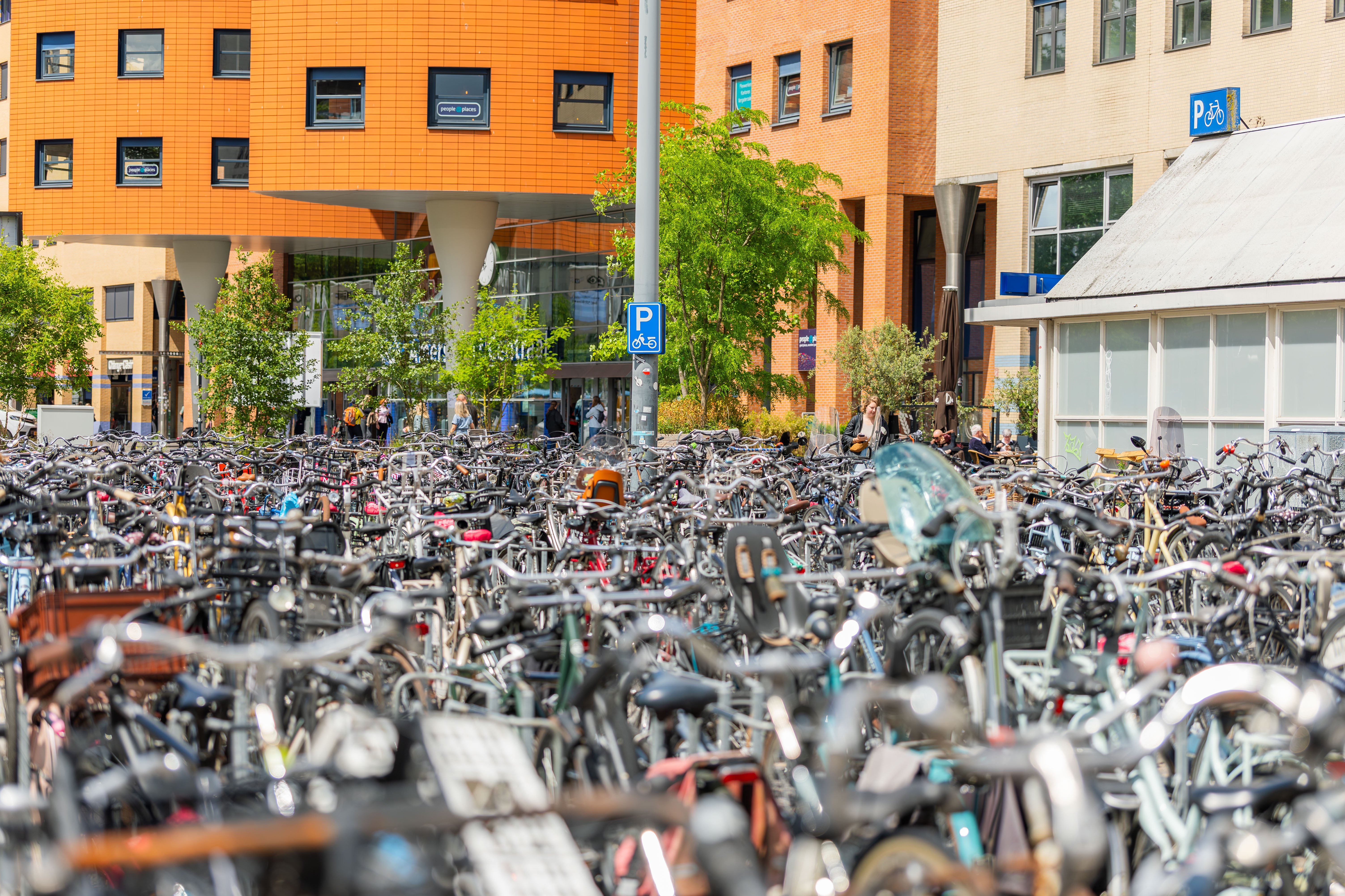 De fietsen gaan straks allemaal van het plein af en onder de grond, waar na de verbouwing plek is voor 4800 fietsen.