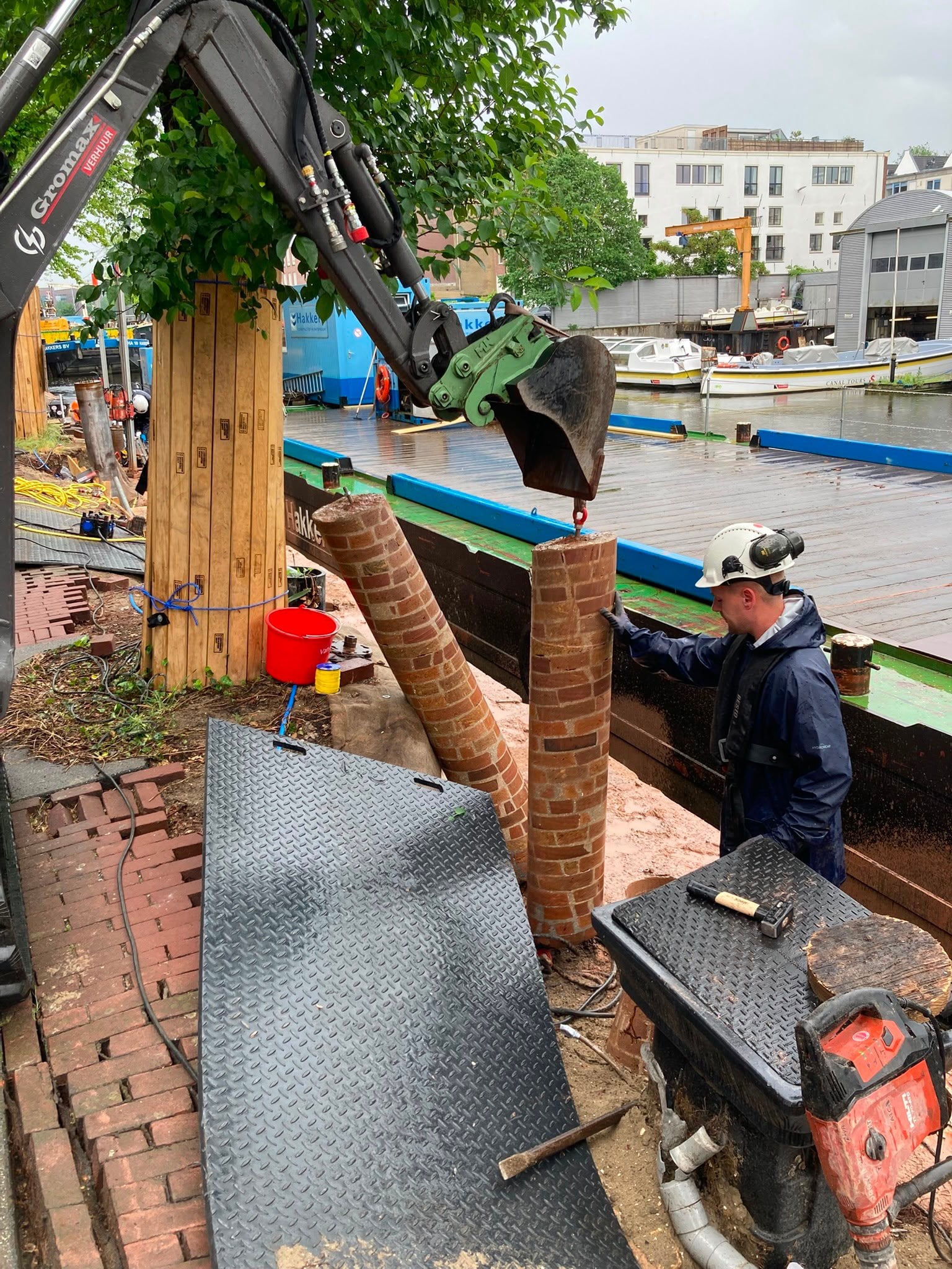 Zoutkeetsgracht: we boren gaten door de kademuur, van boven naar beneden.