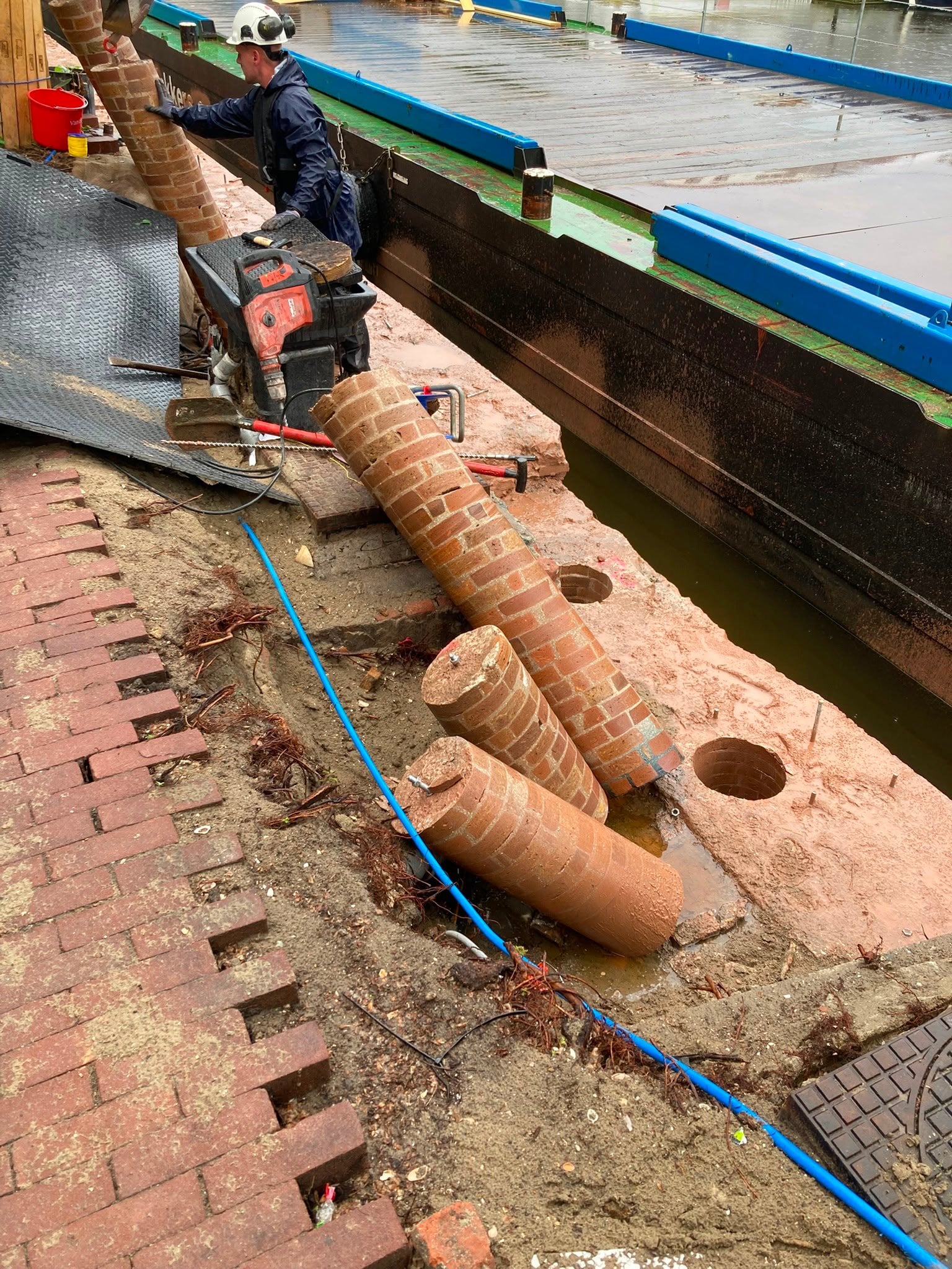Zoutkeetsgracht: we boren gaten door de kademuur, van boven naar beneden.
