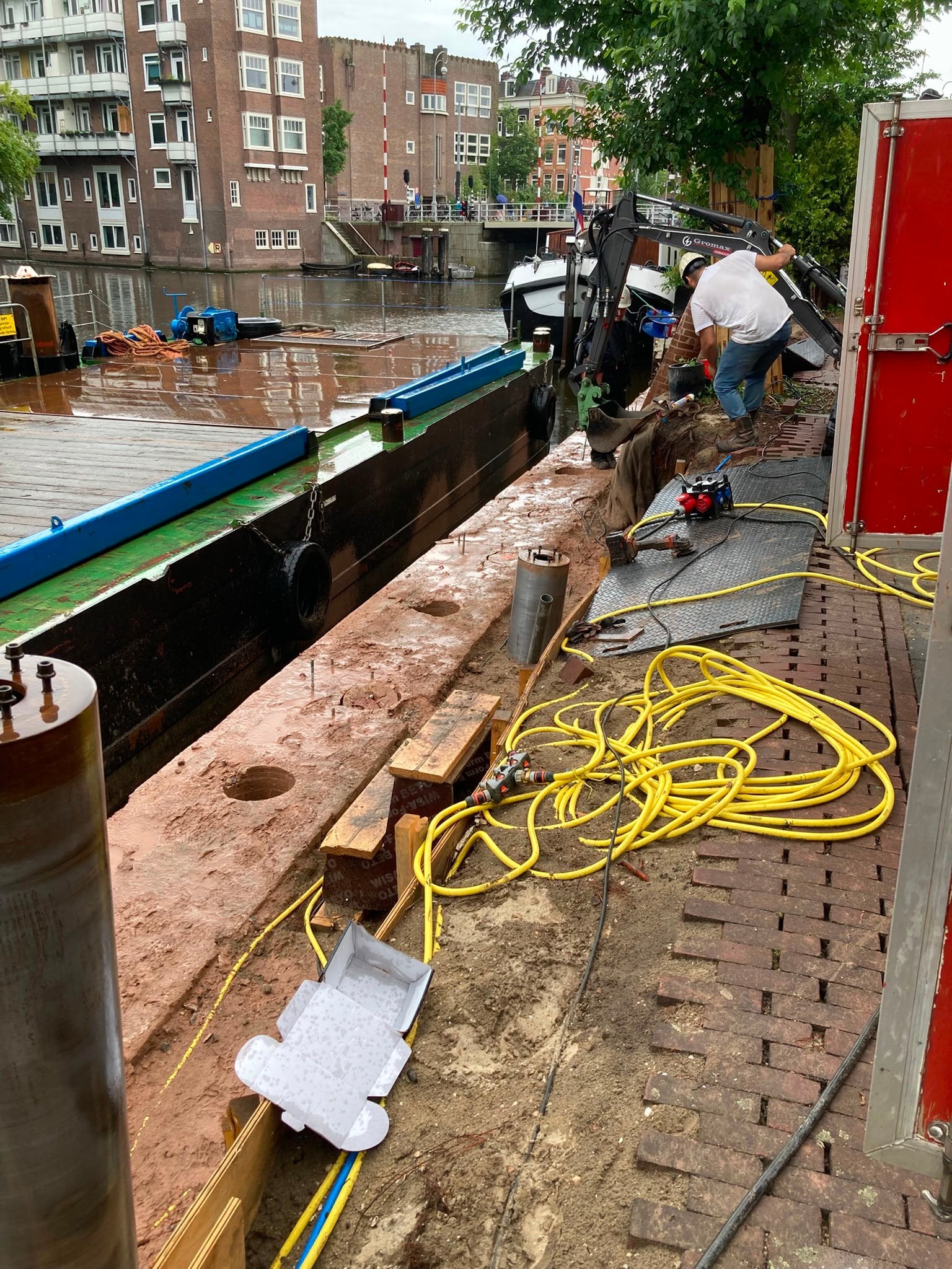 Zoutkeetsgracht: we boren gaten door de kademuur, van boven naar beneden.