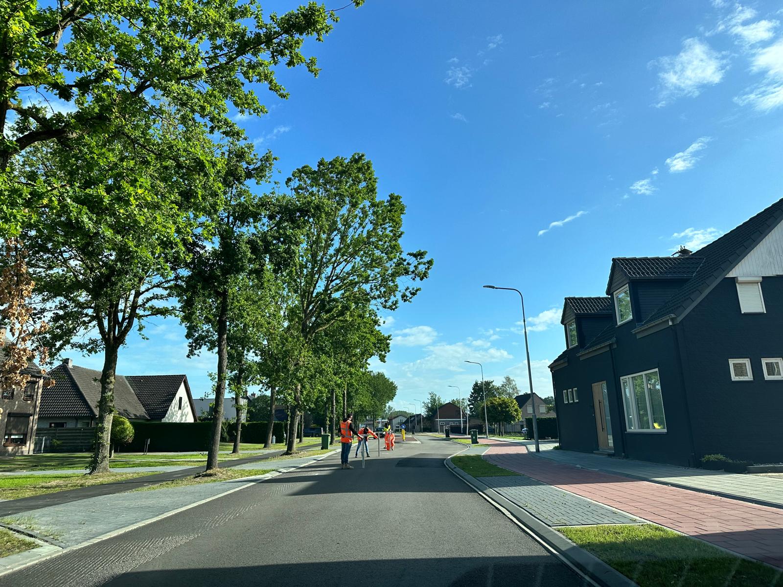 Meten en uitzetten doen we altijd onder begeleiding van  verkeersregelaars.