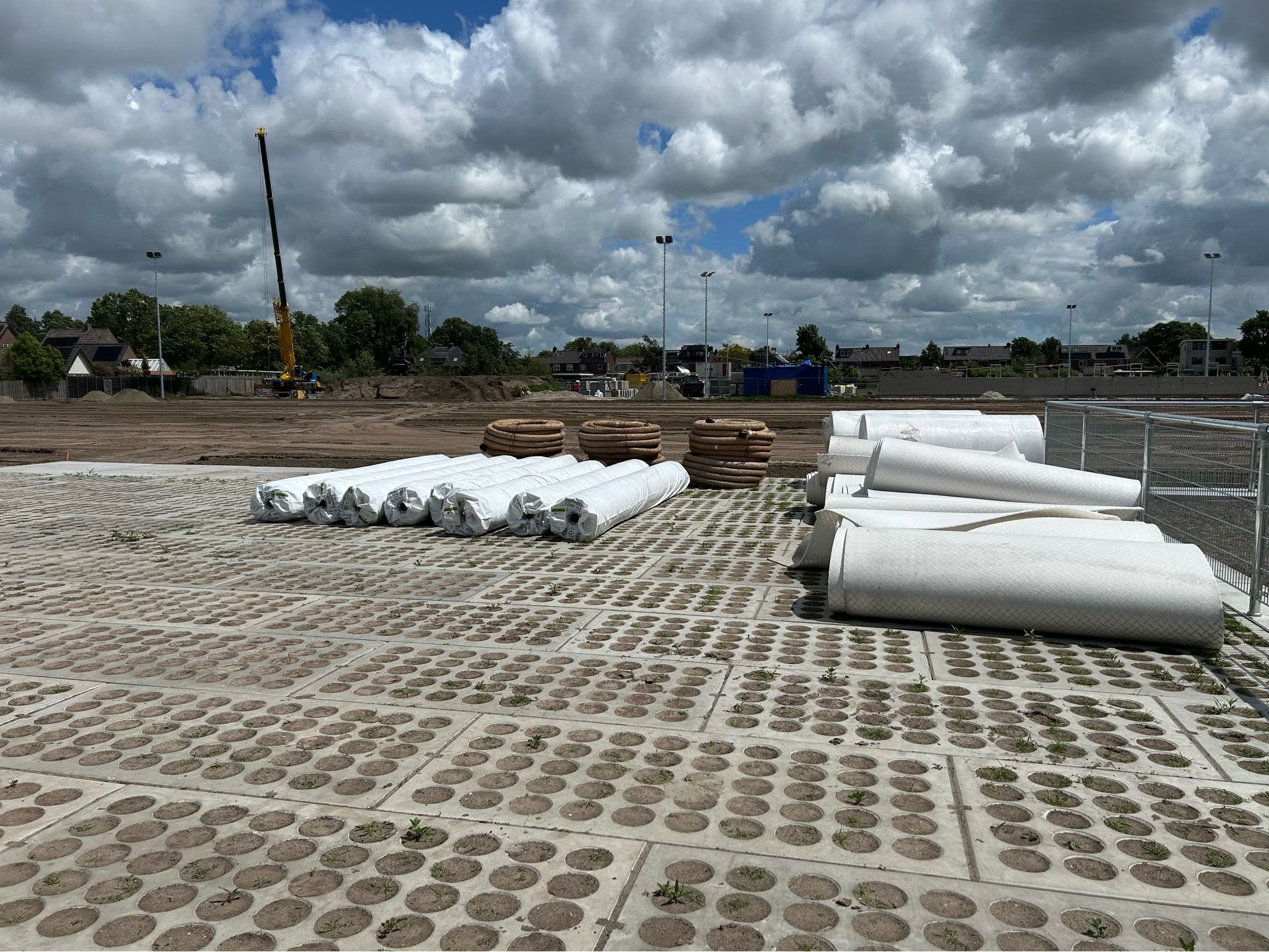 De foamrollen liggen klaar om in het miniveldje gelegd te worden.