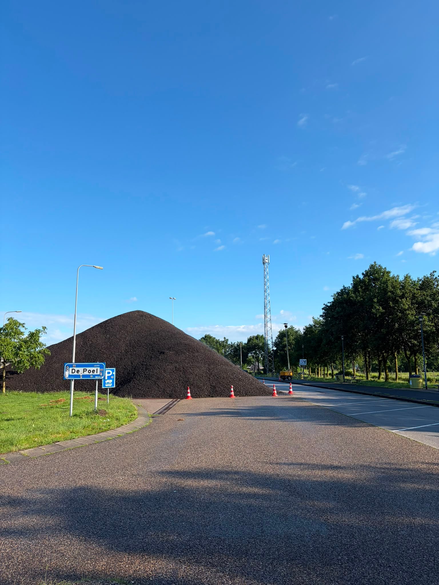 Bult gefreesd asfalt op Verzorgingsplaats De Poel