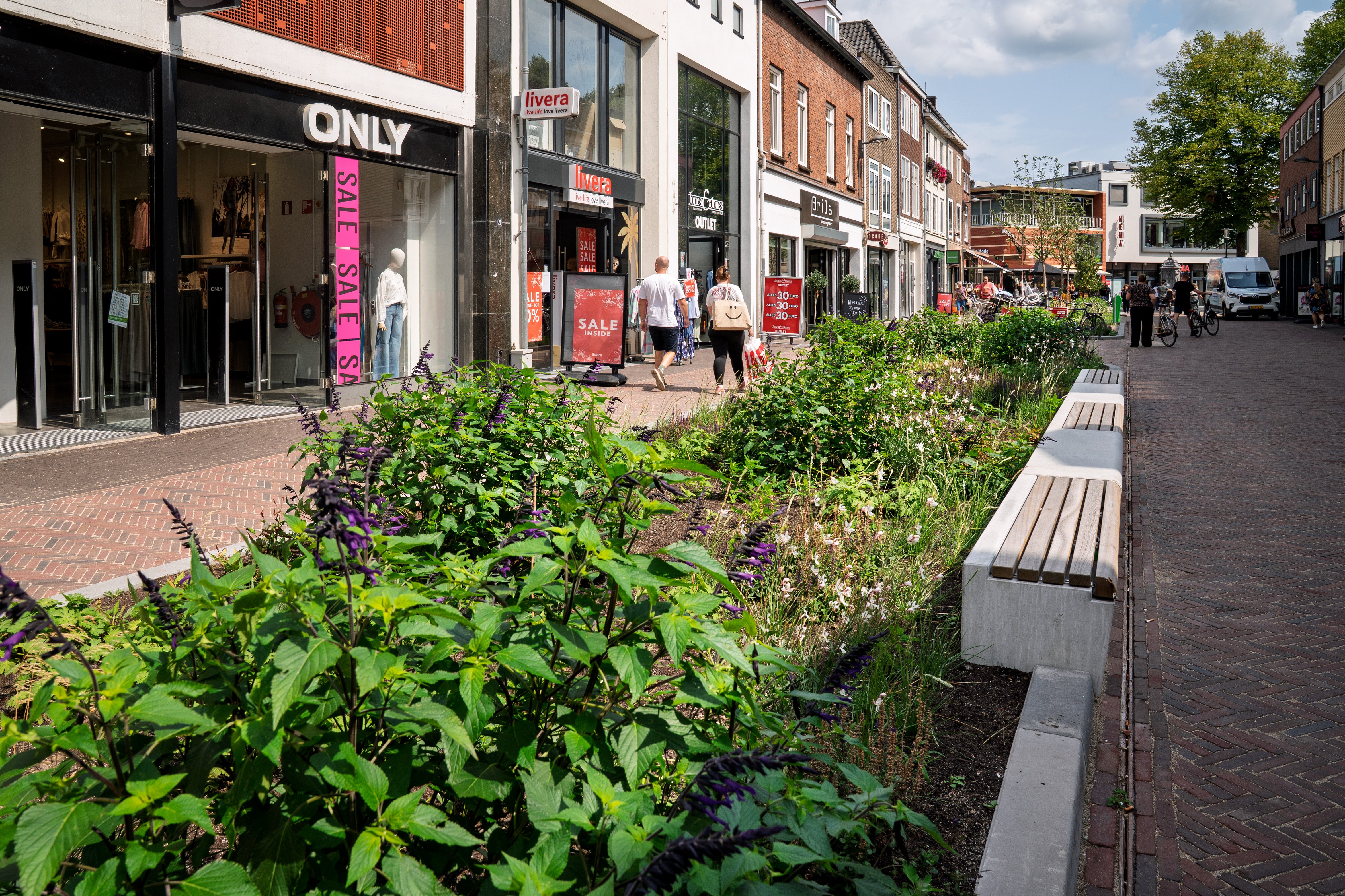 Op de afbeelding is de Waterstraat te zien die klaar is.