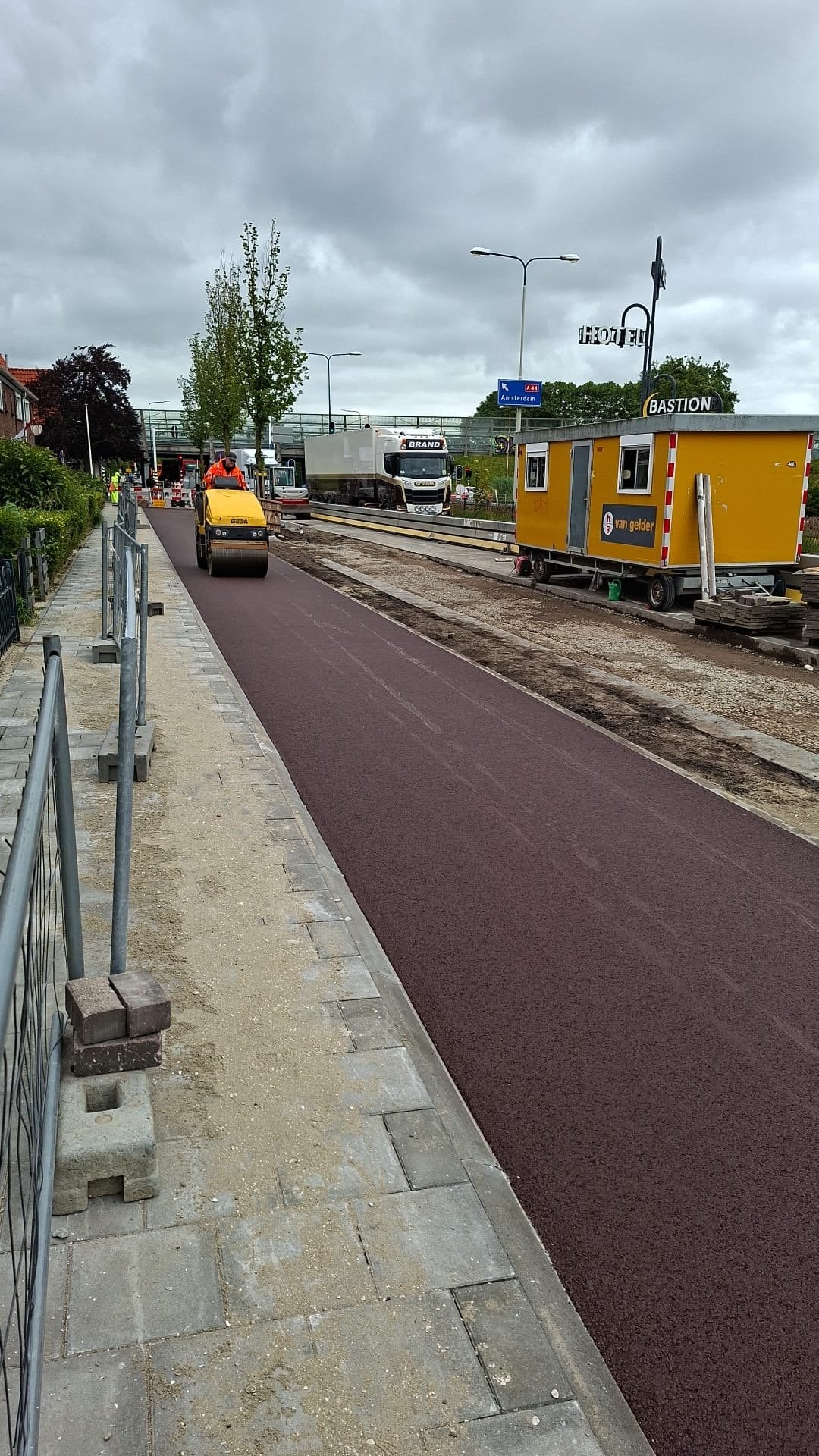 De deklaag van het fietspad aan de noordzijde van de Rijnzichtweg.