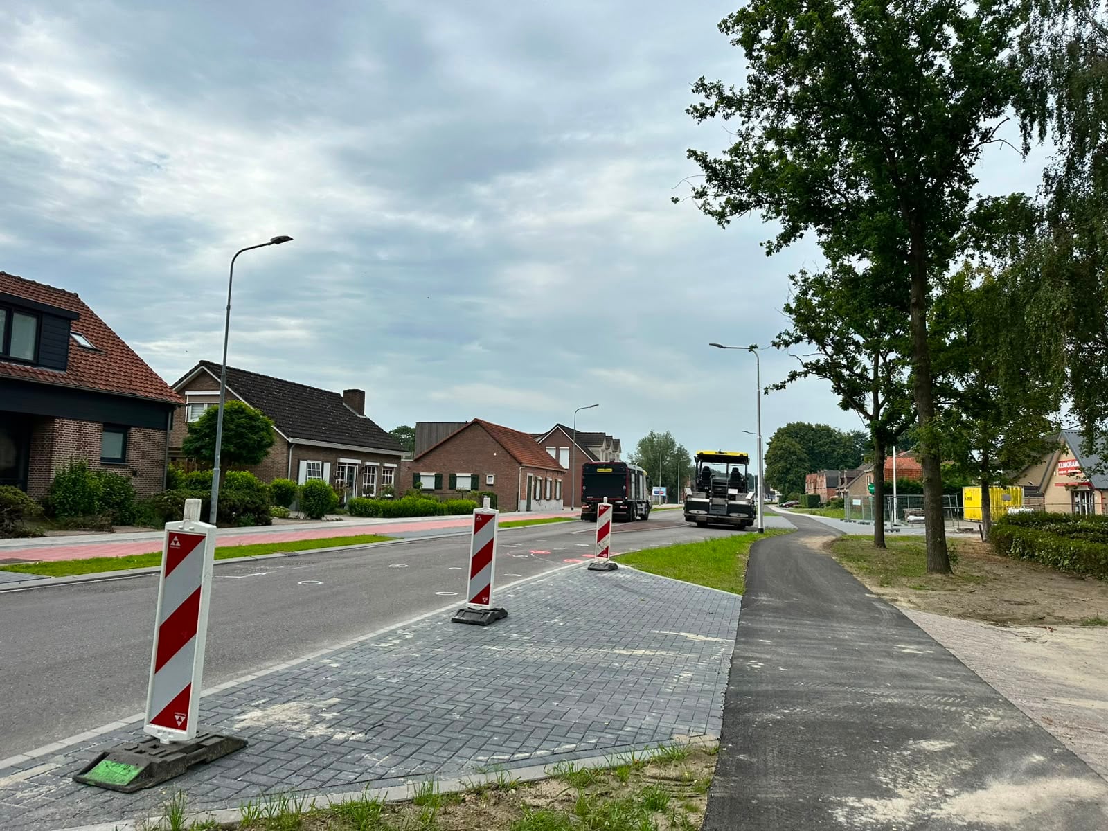 De machines waren al vroeg paraat. Morgen is het een drukte op de Gentsevaart. We verwachten tientallen collega's!