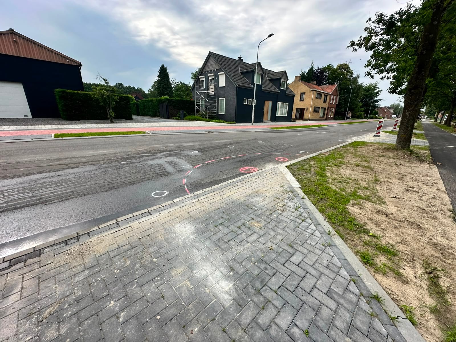 Kleine herstelwerkzaamheden zijn uitgevoerd. Zo ligt het asfalt straks zo strak mogelijk.