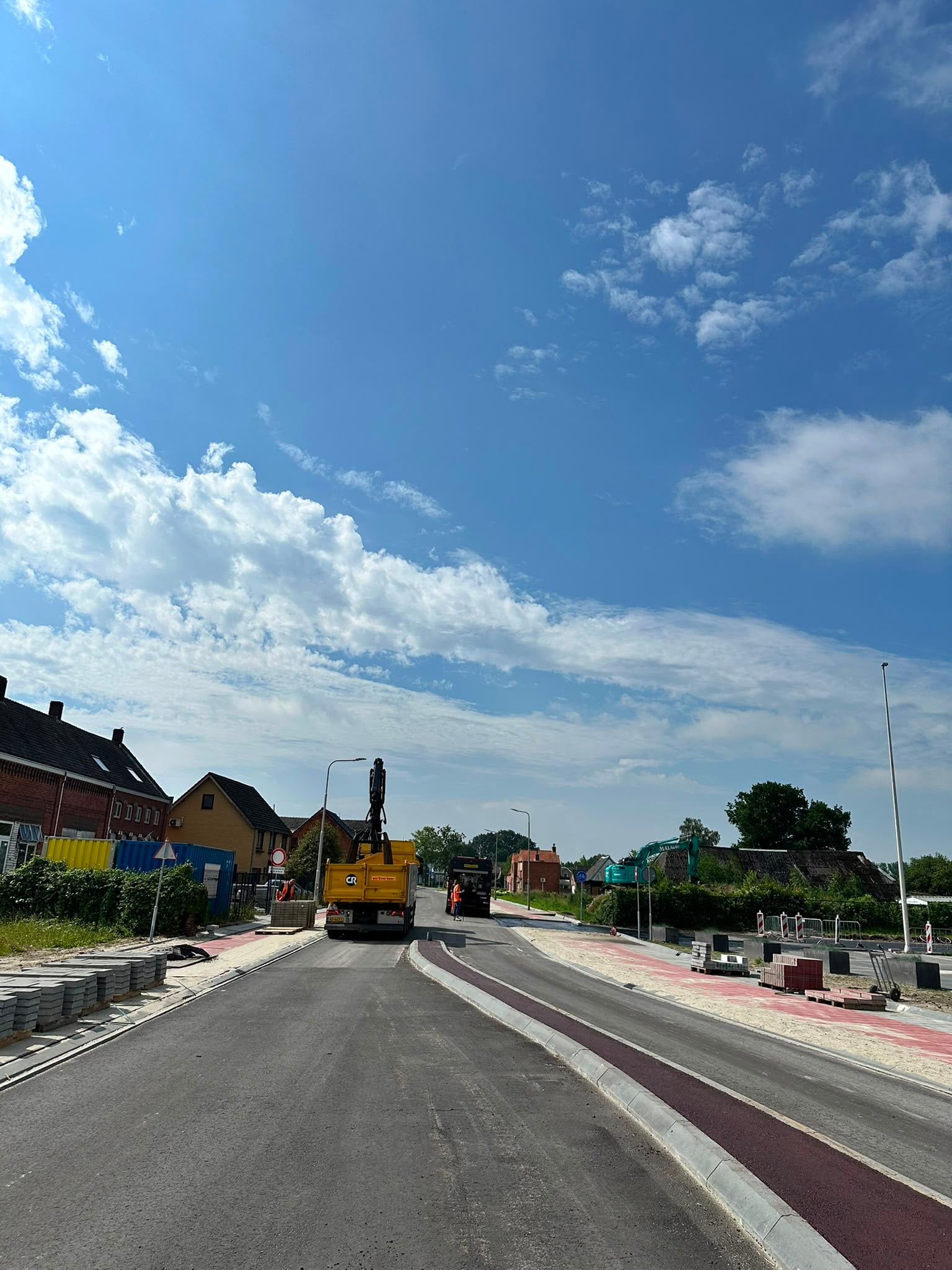 Ook de tegels voor de voetpaden liggen klaar om te worden aangelegd.