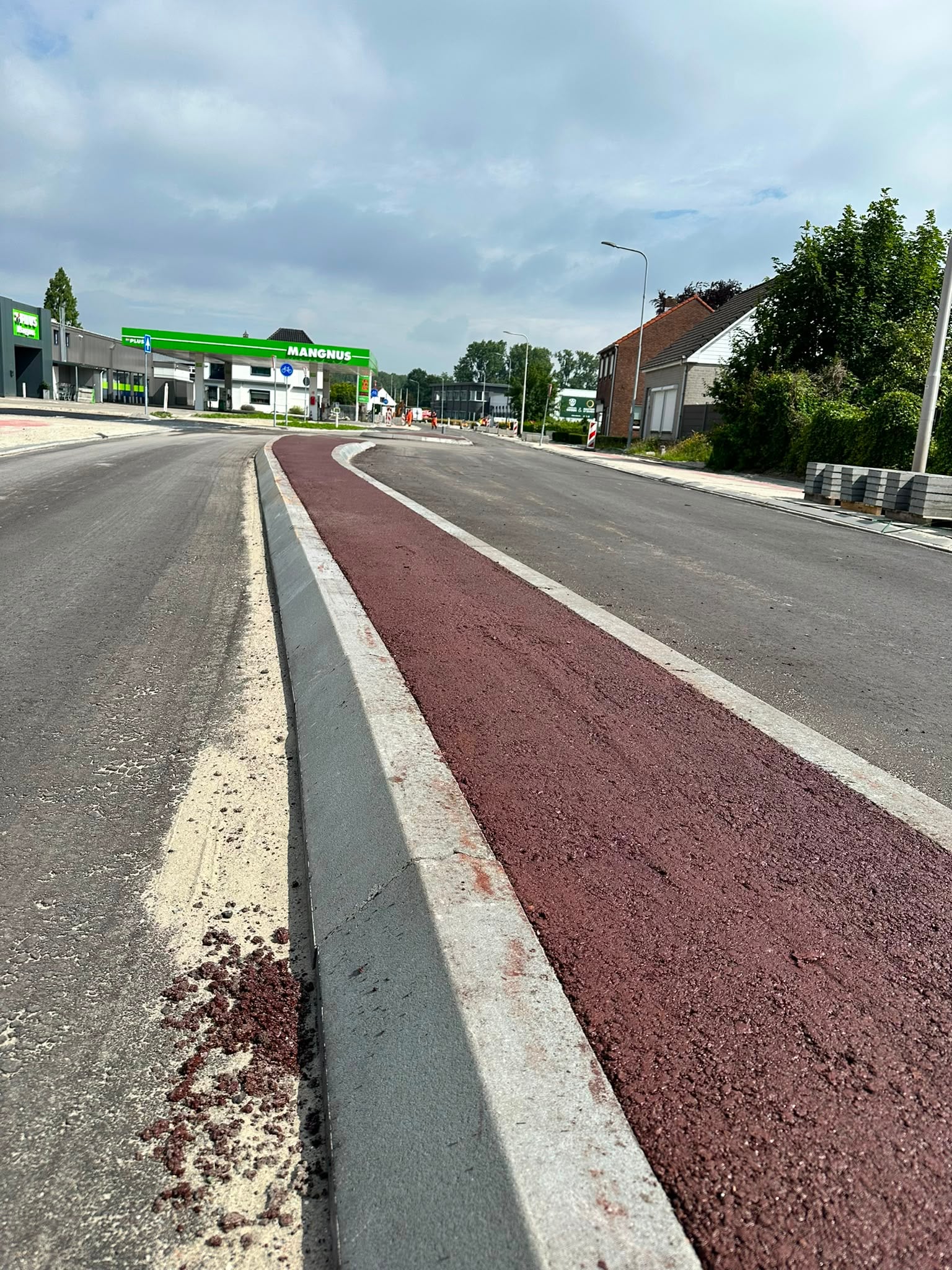 Vanochtend hebben we rood asfalt aanbracht.