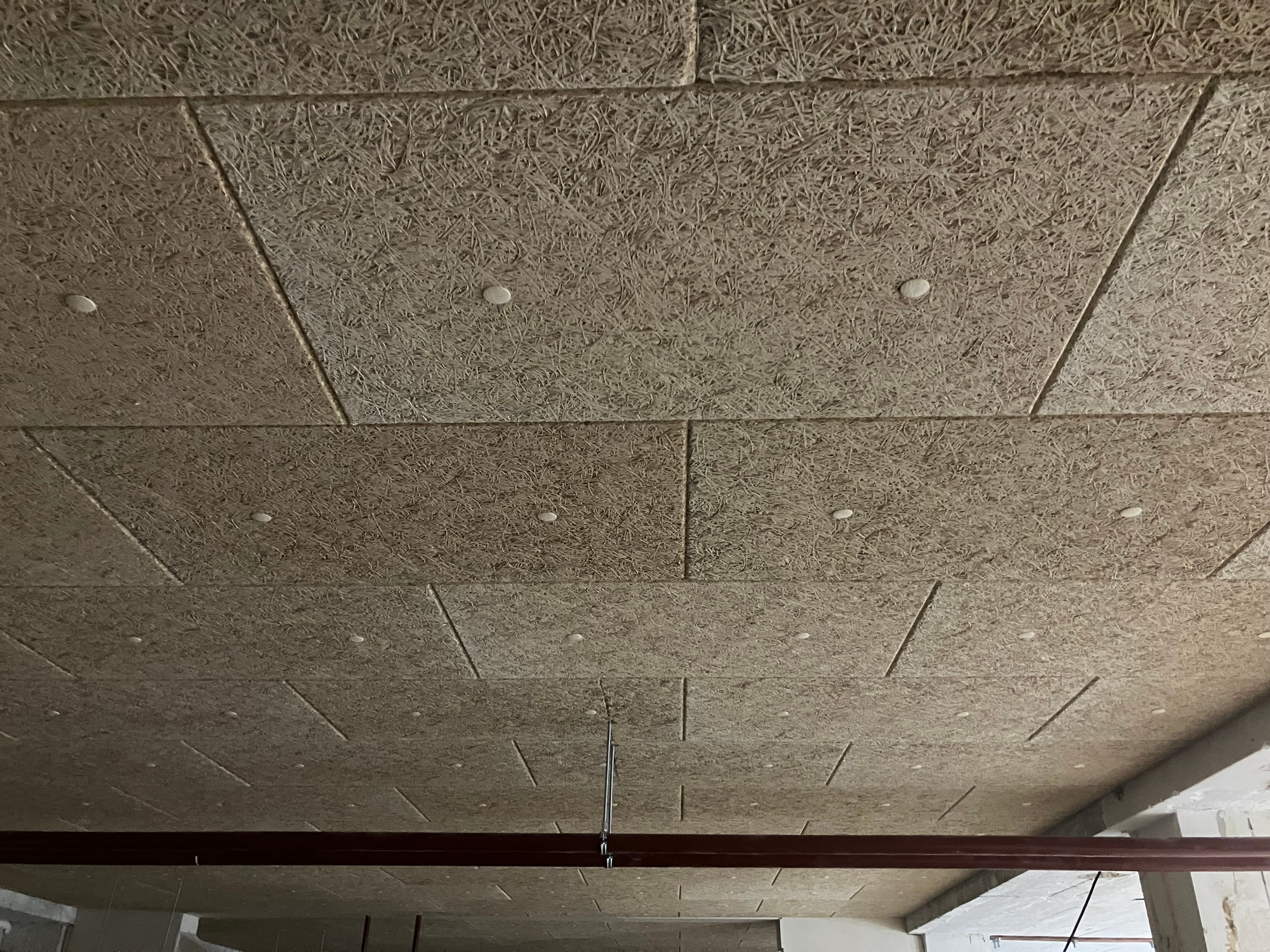 Het heraklith plafond wat in het souterrain wordt aangebracht.