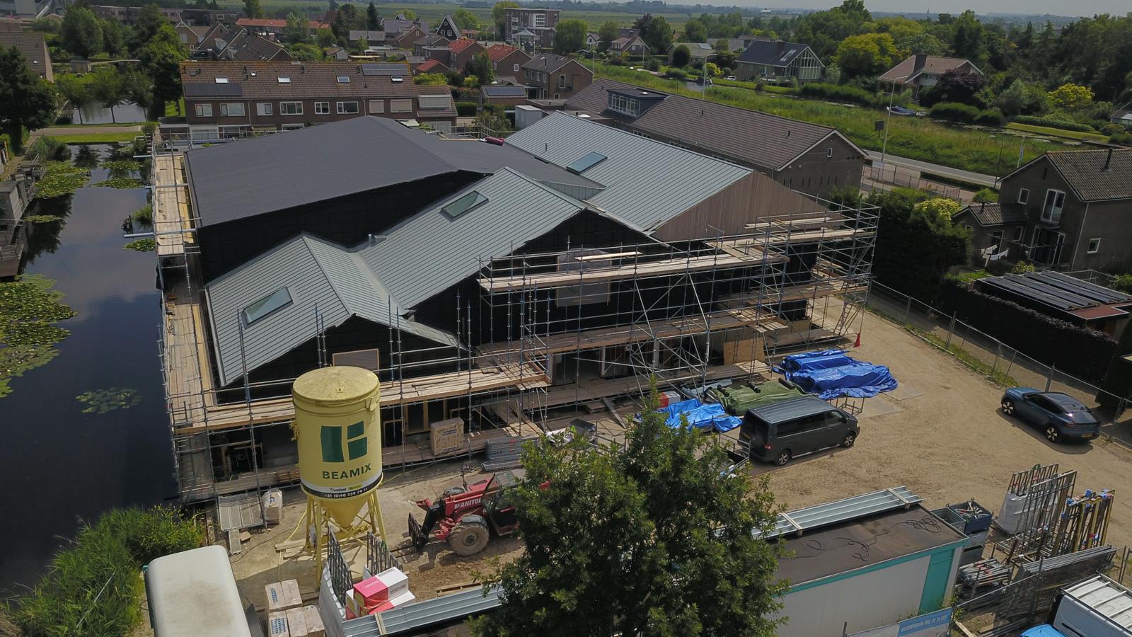 Links komt Vereniging Beatrix, het middendeel is de centrale hal en rechts komt Basisschool De Meent met daarachter Kinderdagverblijf Polderpret.  Onder het zwarte dak komt de gymzaal.