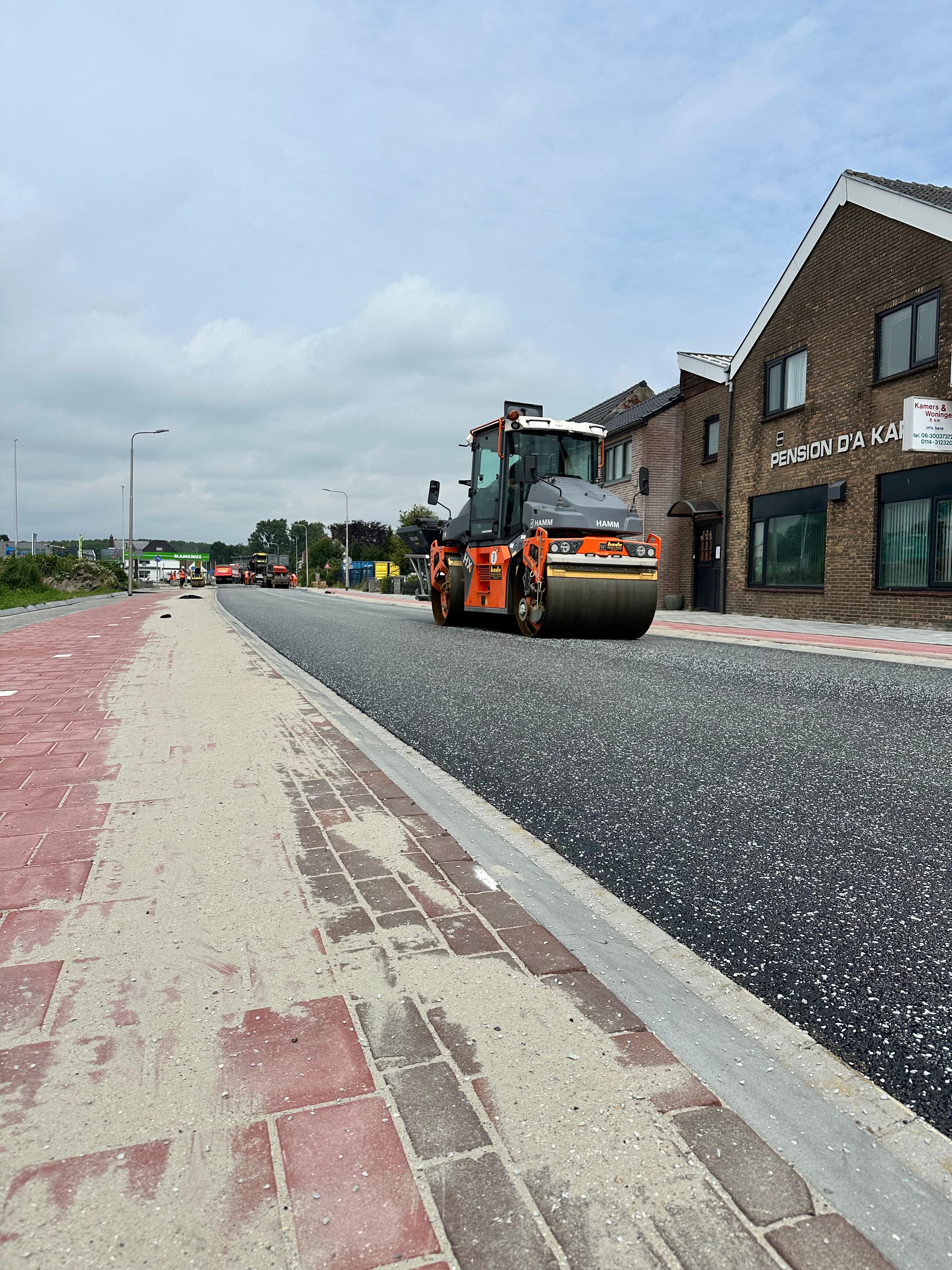 Na het aanbrengen van de nieuwe asfaltlaag strooien we op bepaalde locaties een laagje split over het verse asfalt. Deze kleine steentjes zorgen voor extra stroefheid van het wegdek. Het nieuwe asfalt is namelijk glad. Het stroever maken draagt bij aan een veilige afwerking van de weg.

In de eerste periode na het aanbrengen kan er nog wat losliggend split op de rijbaan aanwezig zijn. Door het verkeer wordt dit geleidelijk ingereden en hecht het zich aan het asfalt.