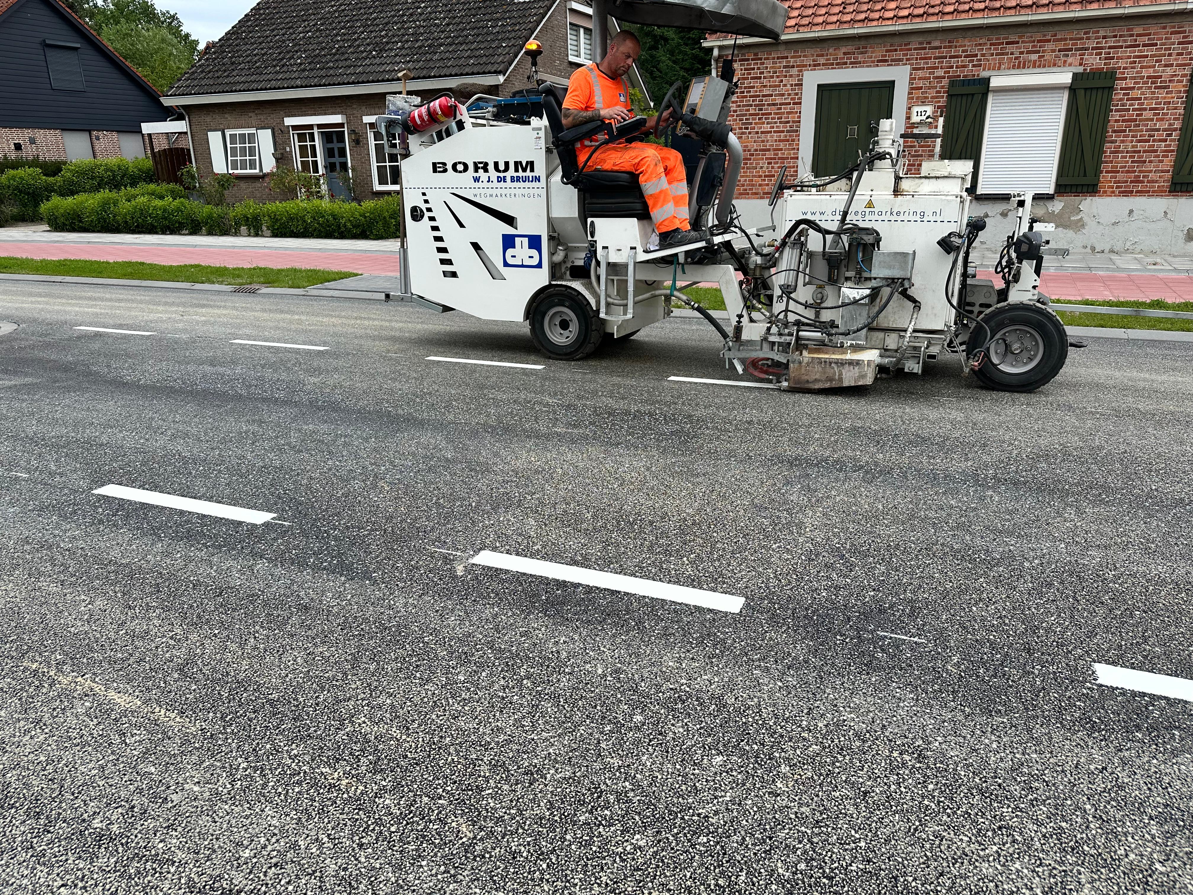 Deze middag zijn de eerste lijnen aangebracht. De komende uren gaan we verder met het aanbrengen zodat om 23u de weg volledig gereed is!