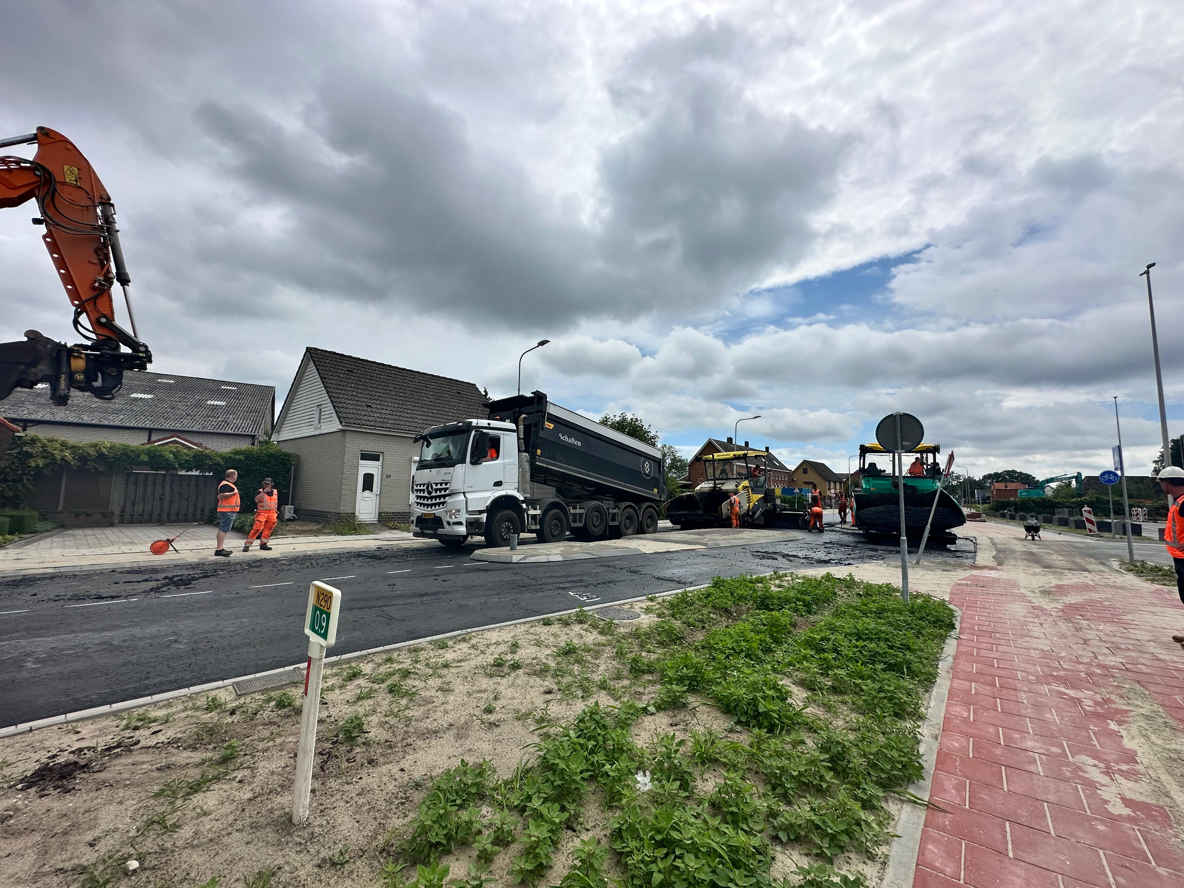Asfalteren ter hoogte van de Mangnus.