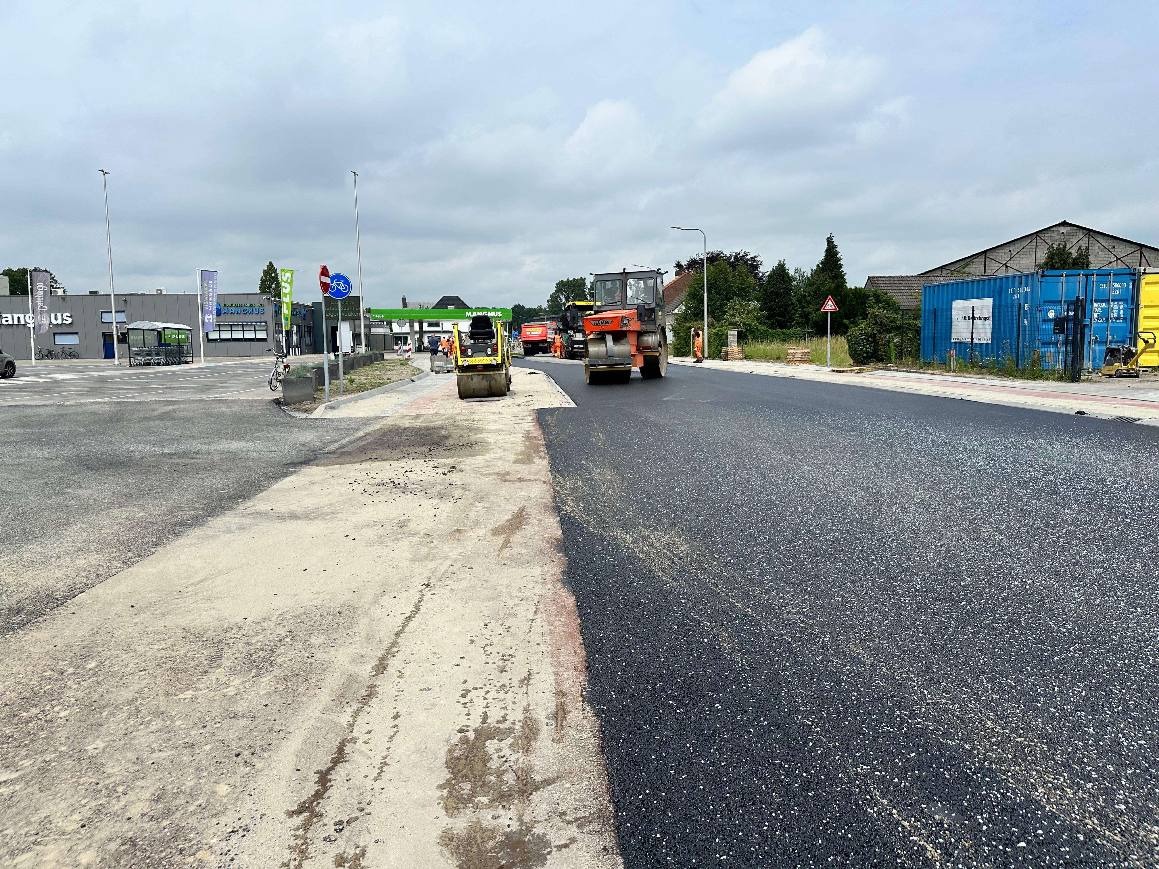 De walsen zorgen voor een goede verdichting en hechting van het asfalt. Zo ontstaat een stevig en bestand tegen slijtage.