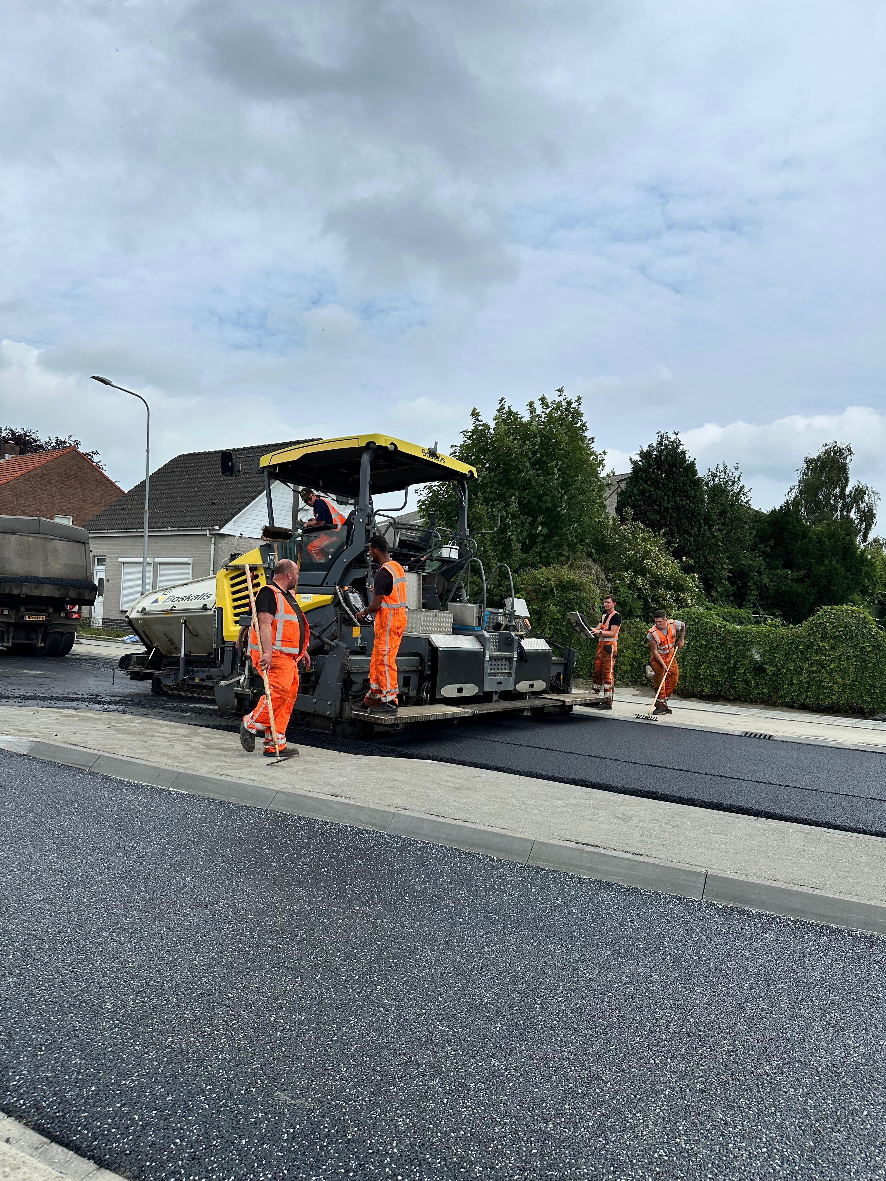 Oostzijde vers gedraaid asfalt, westzijde het weggedeelte met split.