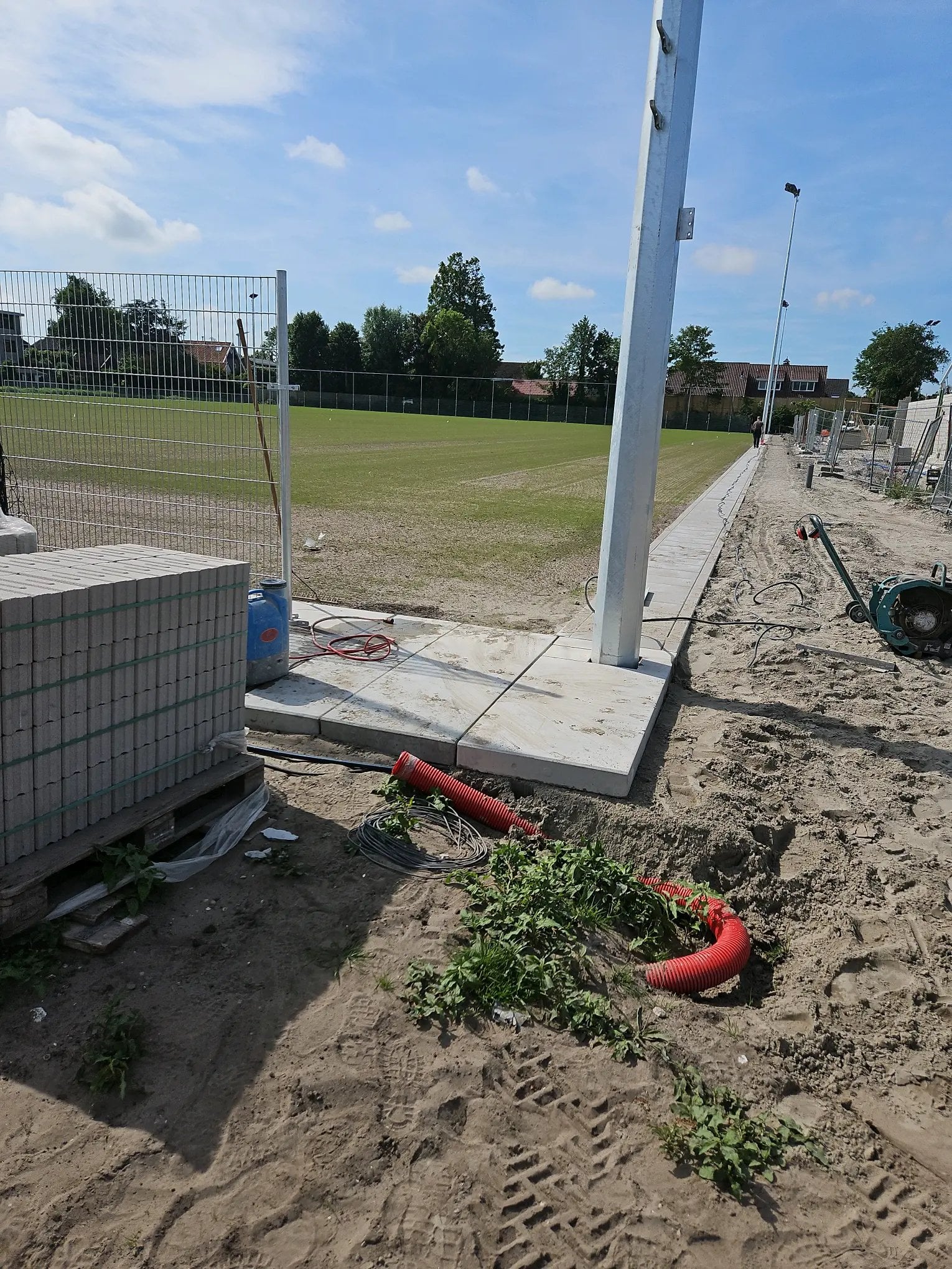 Hoek hoofdveld later deze week. Het gras slaat al aan.
