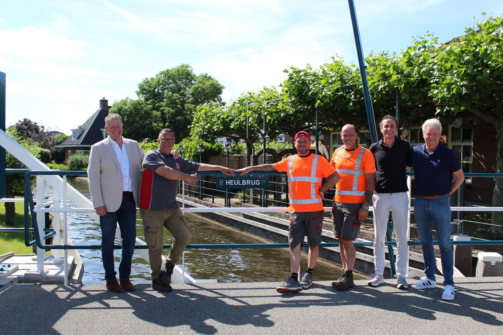 Aannemer Griekspoor en projectleider Peter Hogeveen bij de Heulbrug