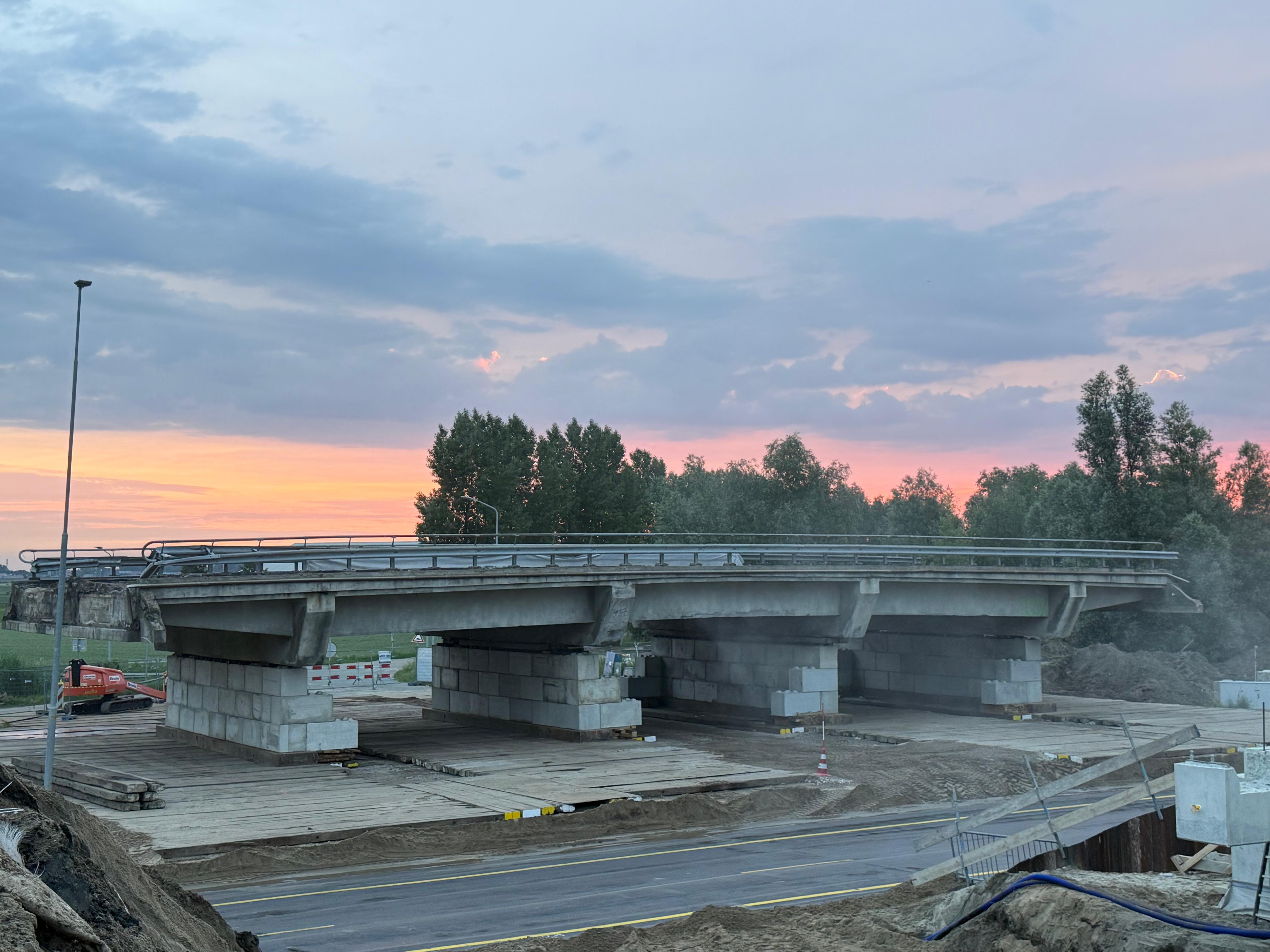 Lisserwegviaduct nu op slooplocatie. Vrijdagochtend nog als vast onderdeel van de A44. Misschien reed u er vrijdag nog wel overheen.
