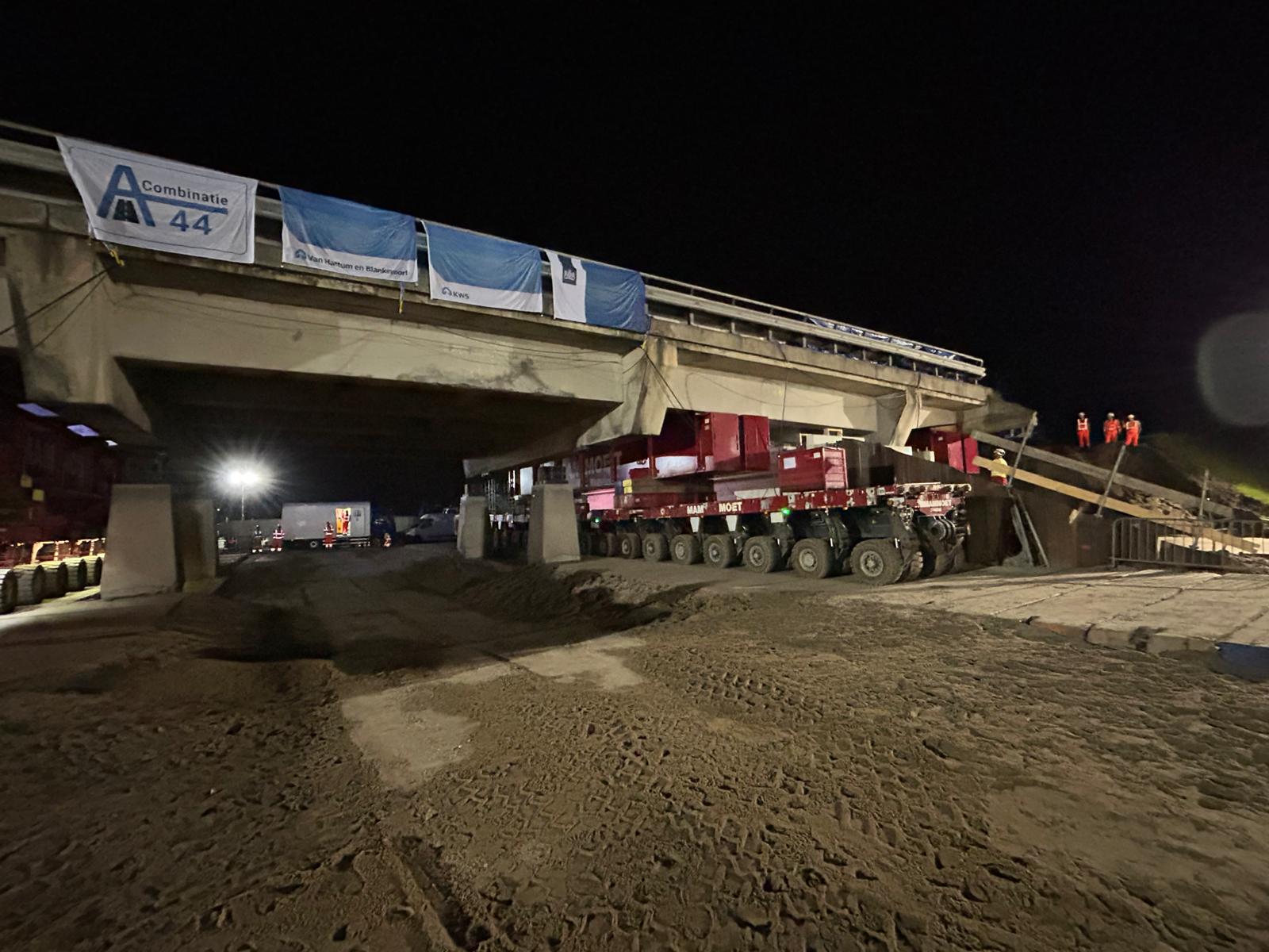 Lisserwegviaduct bijna op eerste SPMT wagen