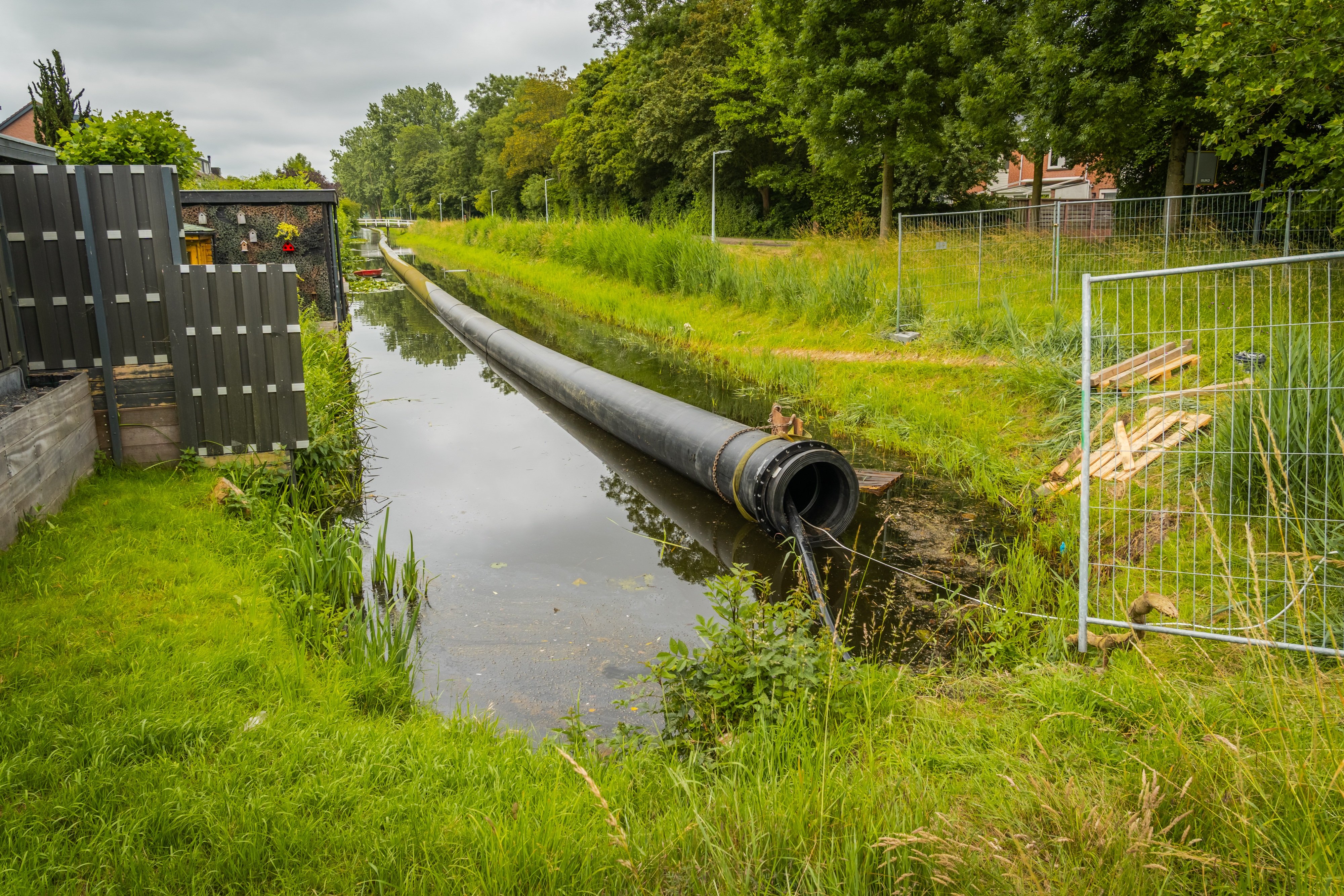 De leiding in de watergang bij Clausholmpad