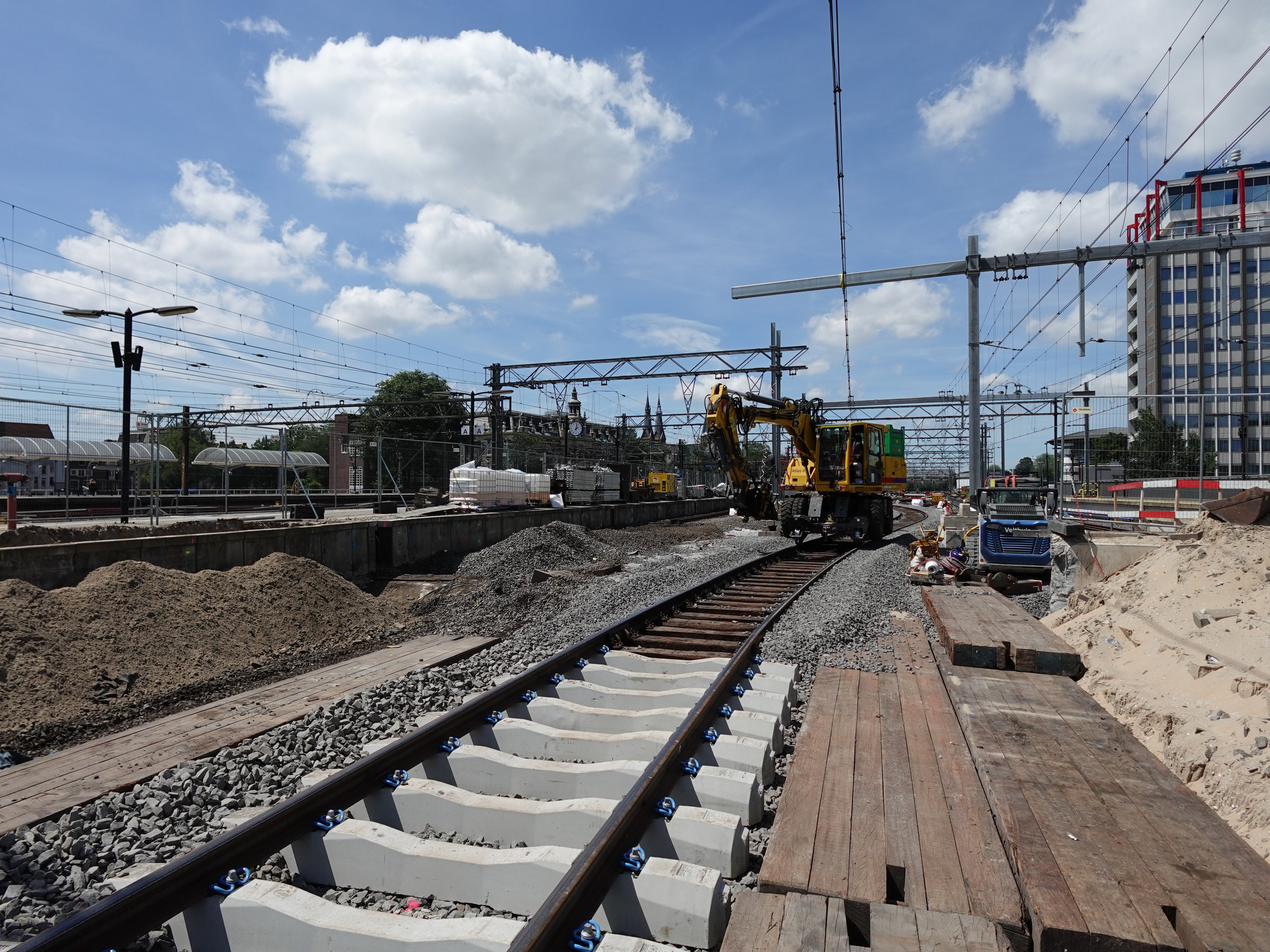 De tweede fase spoorbrug Westertoegang volgt na het verwijderen van spoor 11, hier worden voorbereidingen voor getroffen.