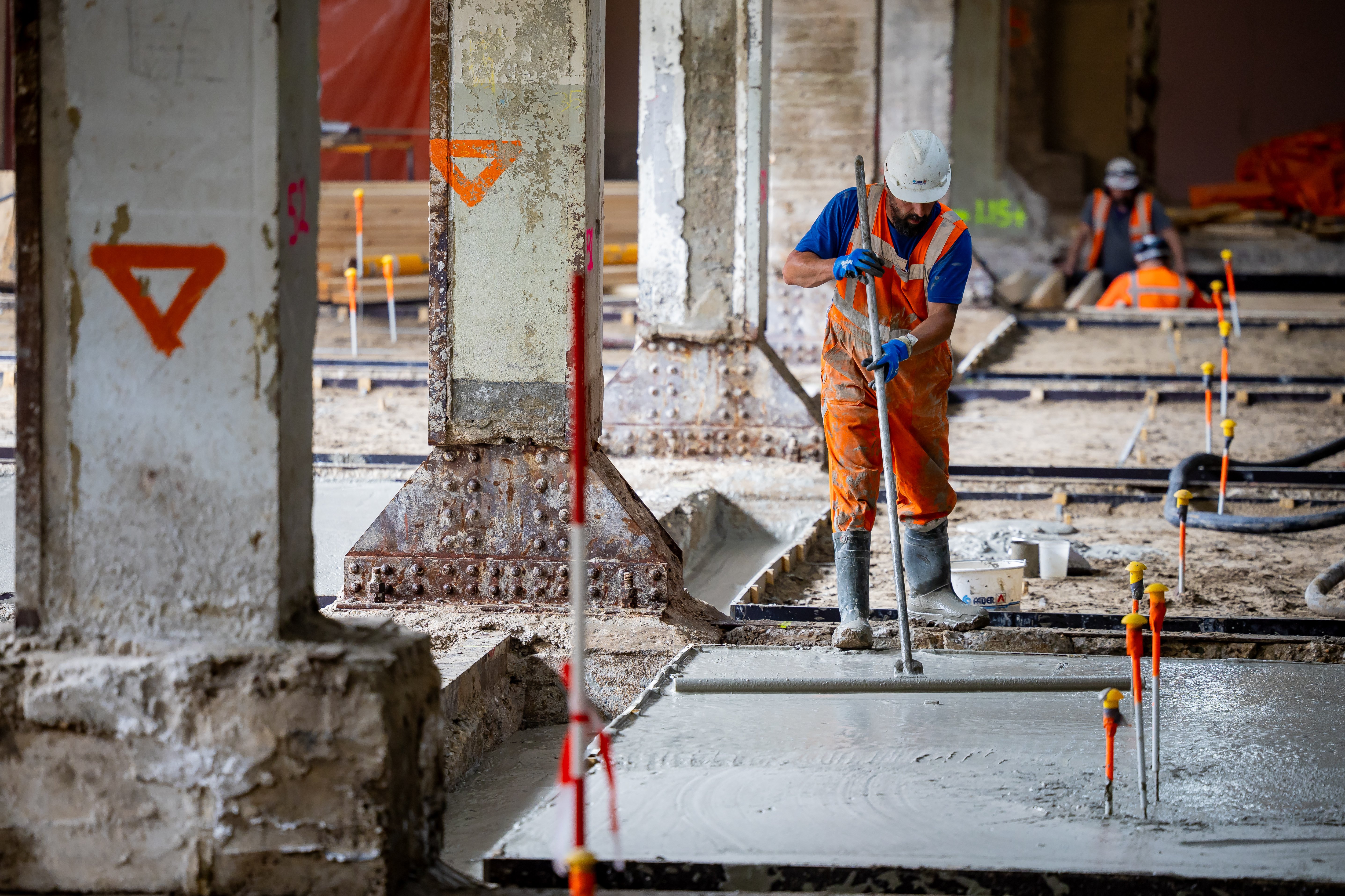 Gladstrijken van het verse beton.
