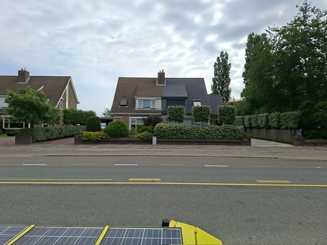 De aanbiedplaats thv huisnummer 80.
Hier mogen de bakken op de stoep geplaatst worden.