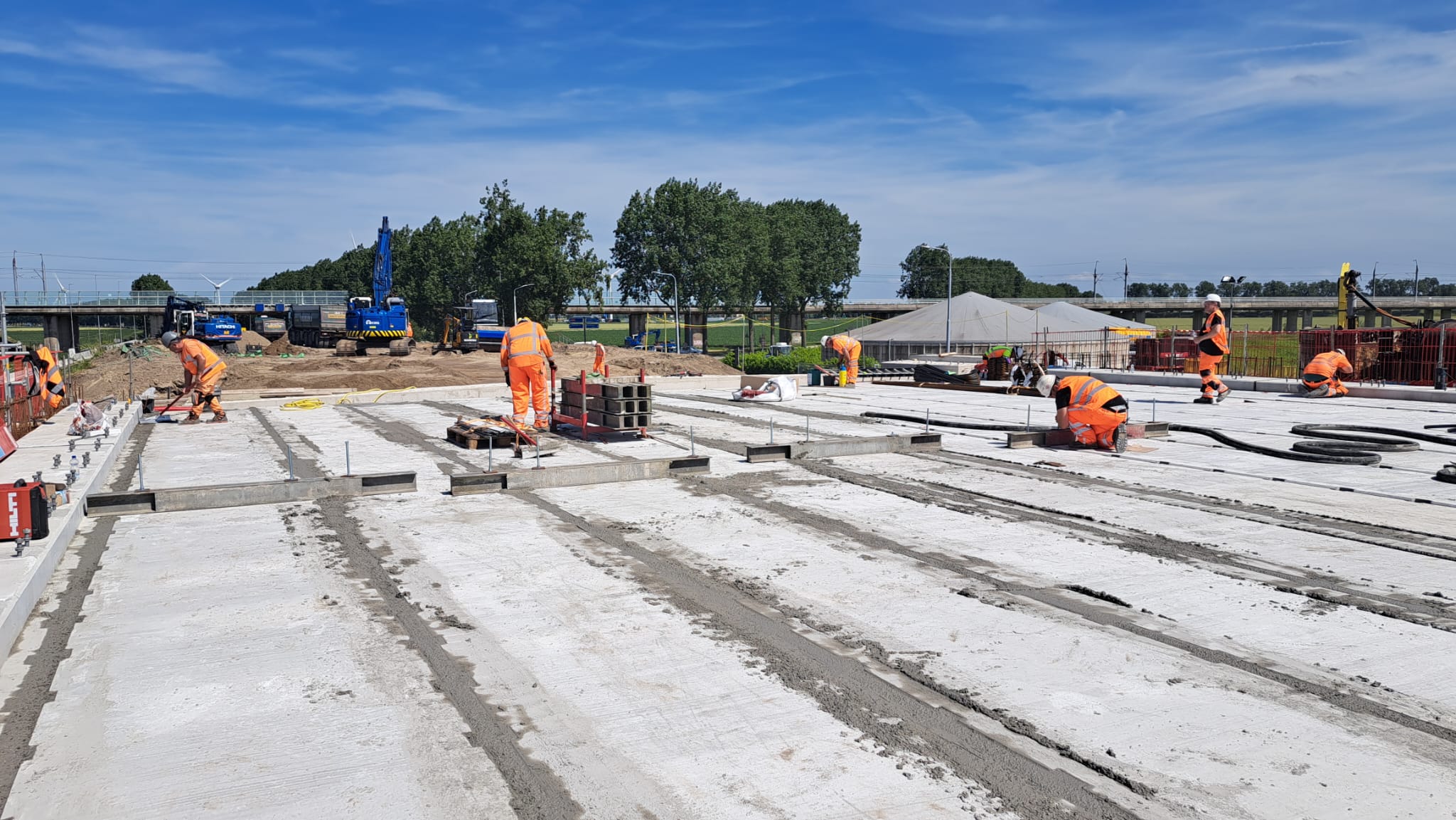 foto 2: De voegen tussen de liggers  worden gevuld met een speciale mortel. Hierdoor worden de liggers met elkaar verbonden en kunnen ze straks samen als één constructie functioneren.