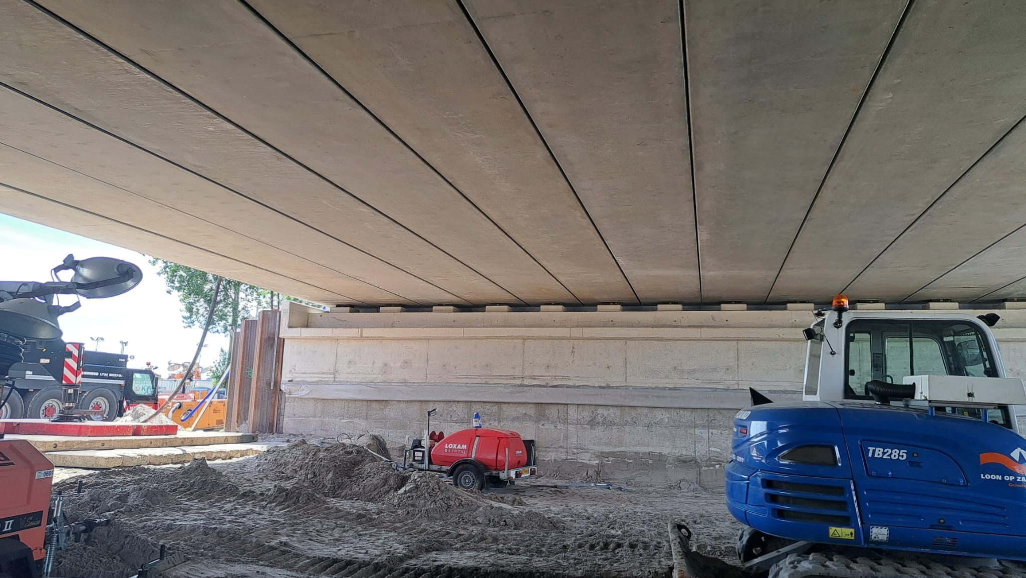 Onder het nieuwe Lisserwegviaduct