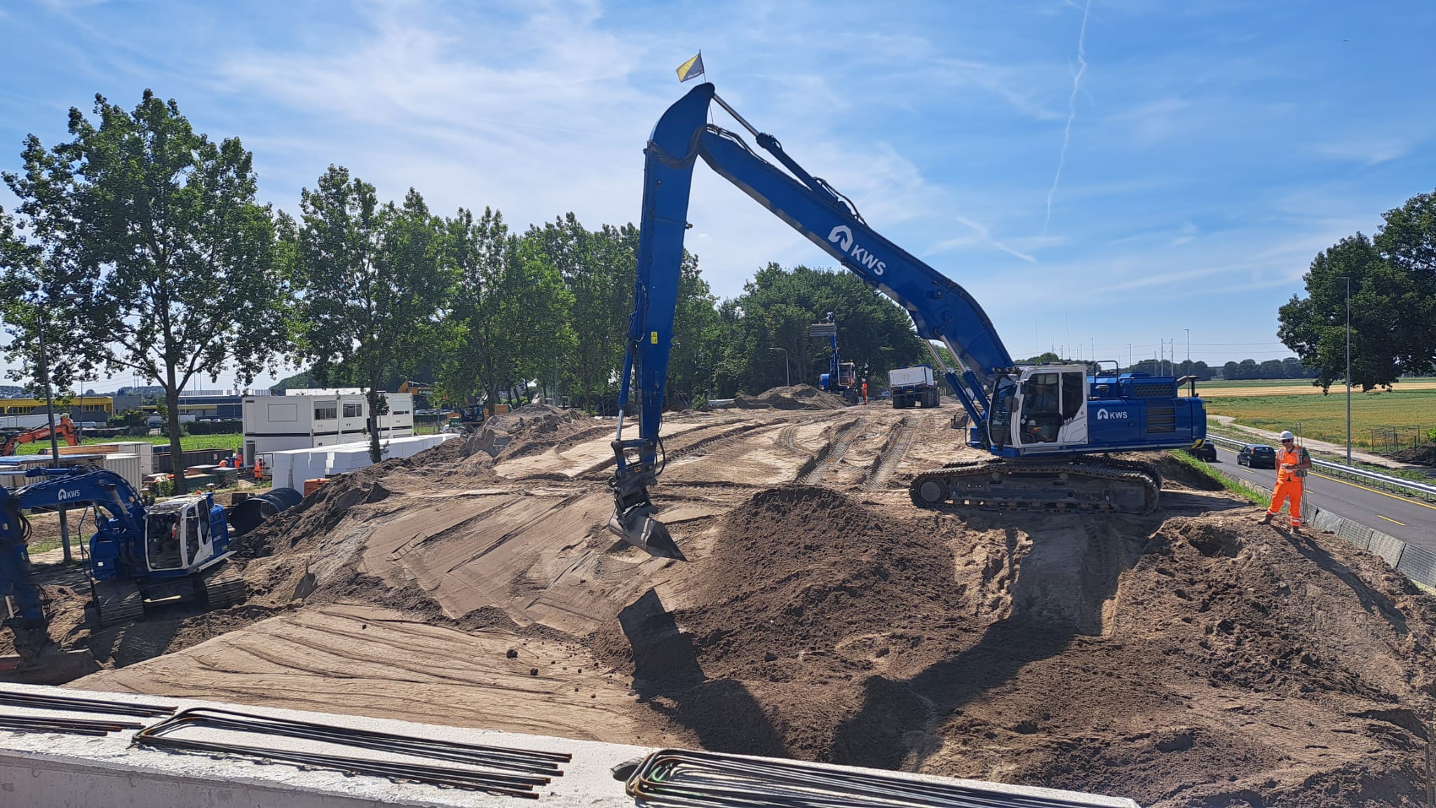 foto 4: Aanvulling met zand direct achter de landhoofden