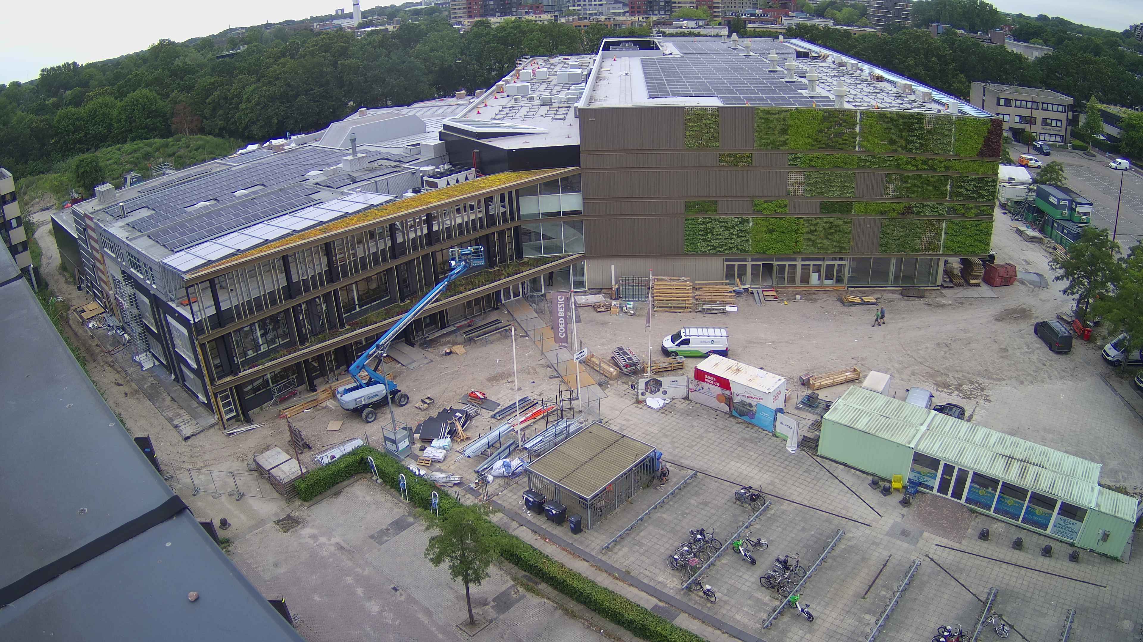 23 juni 2026
Het vernieuwde complex is bijna klaar. De gevel kleurt groen. Wat een verschil met december 2023!