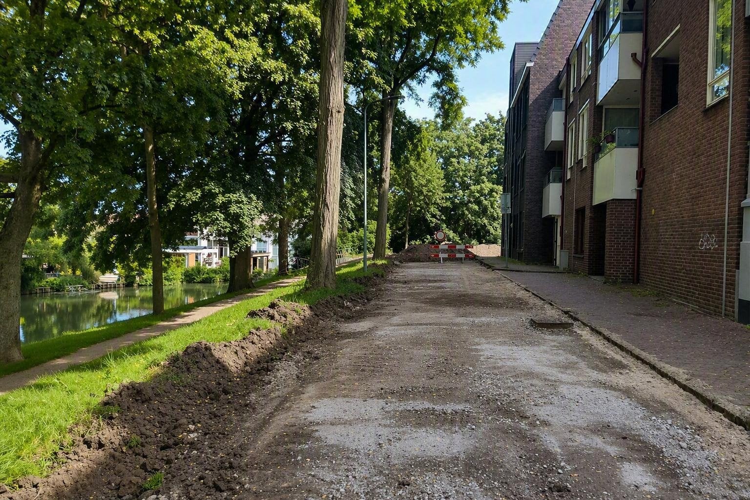 Op de afbeelding is een foto te zien van de Oliemolenwal waar we aan het werk zijn en wat niet bereikbaar is voor het verkeer.