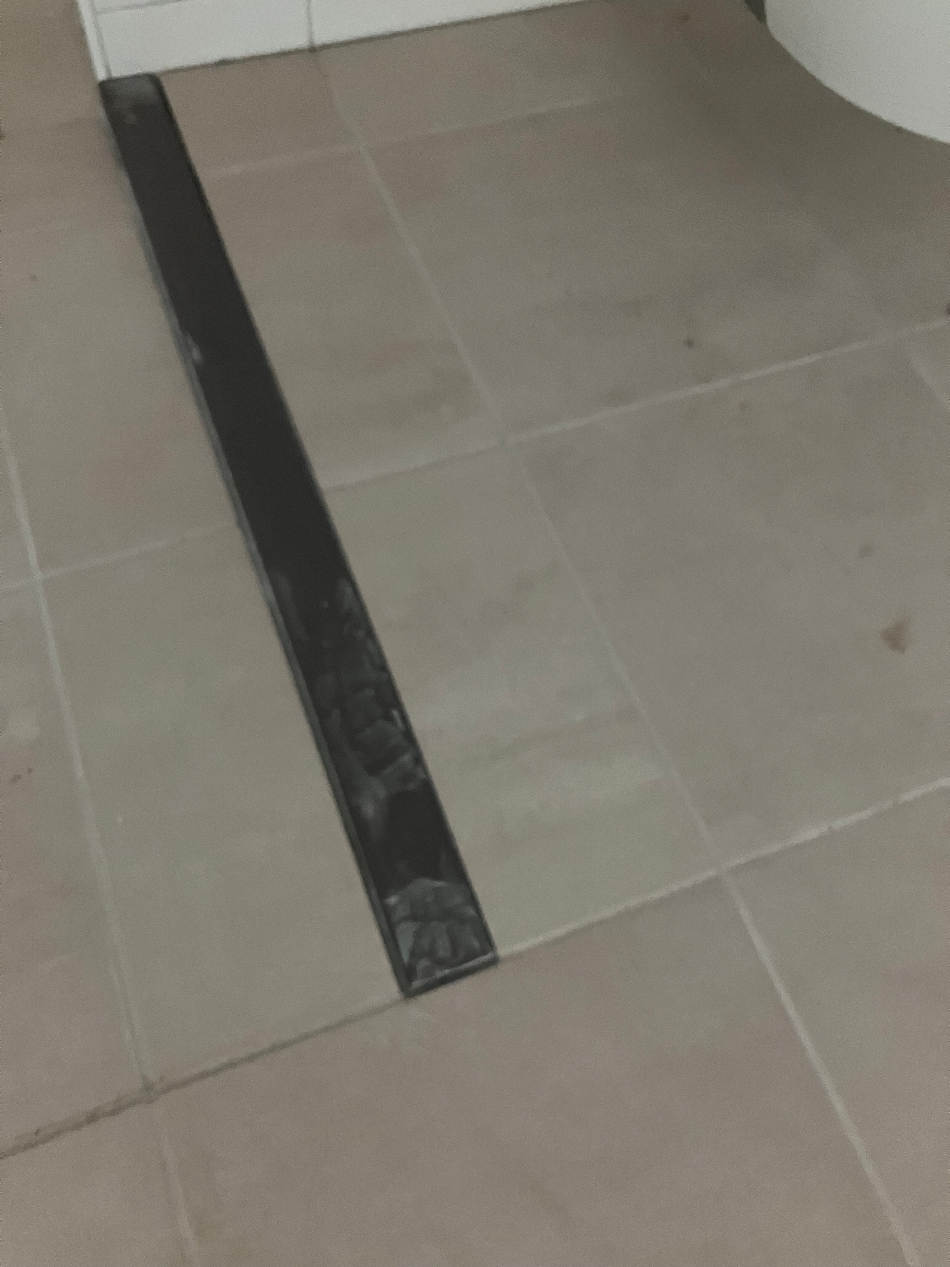 In de badkamers worden ook de dorpels ter plaatse van de douchehoek geplaatst.