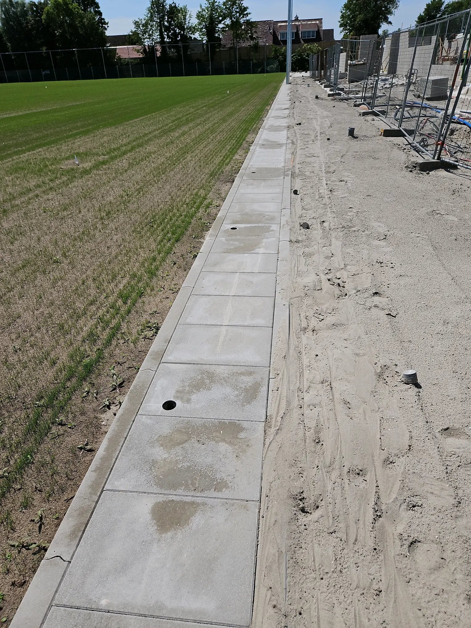 Gaten boren voor het hekwerk