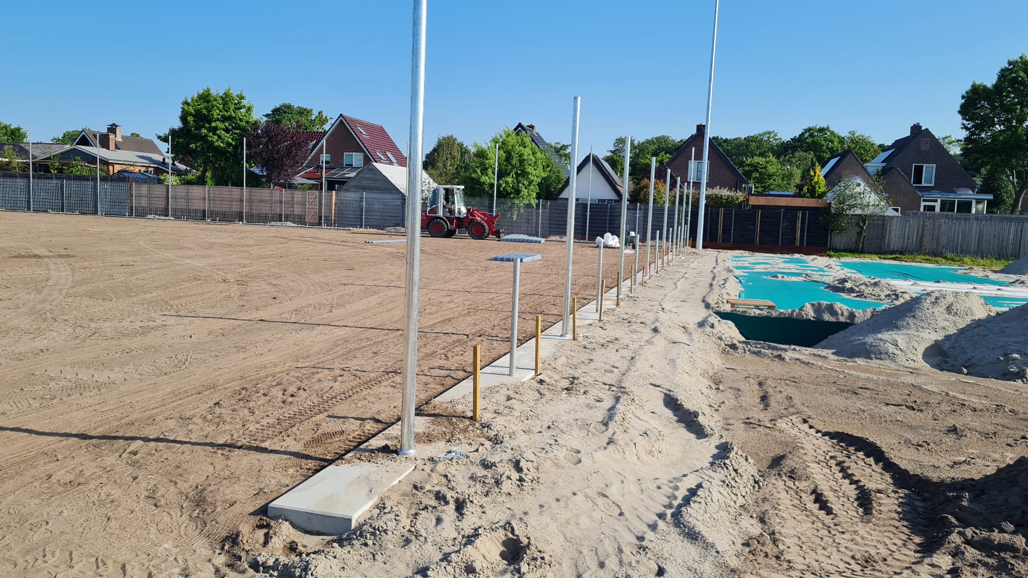 Palen voor het hekwerk. Ze worden ingetrild zodat ze op 1,20m hoogte komen