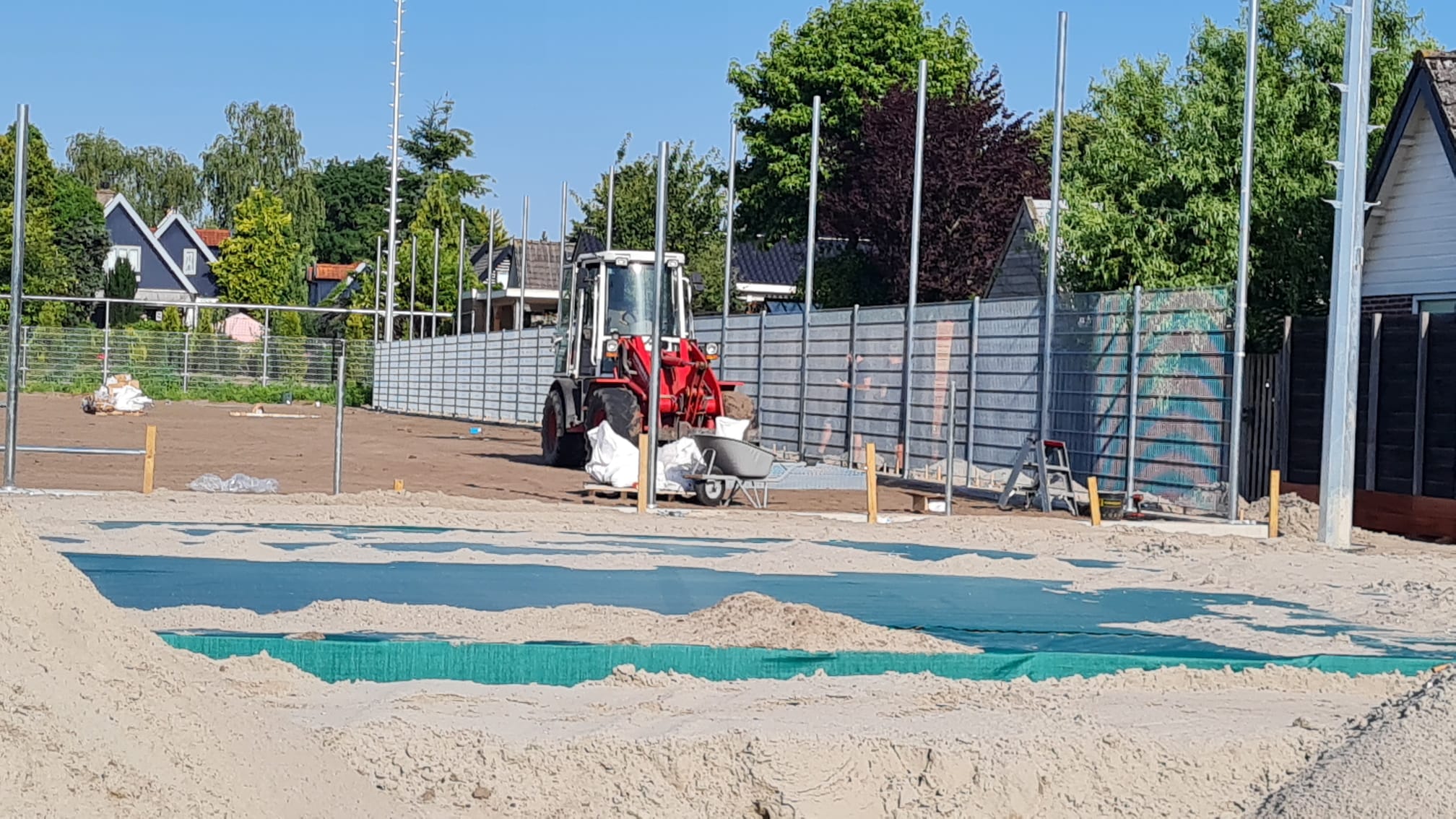 Hekwerk wordt geplaatst
