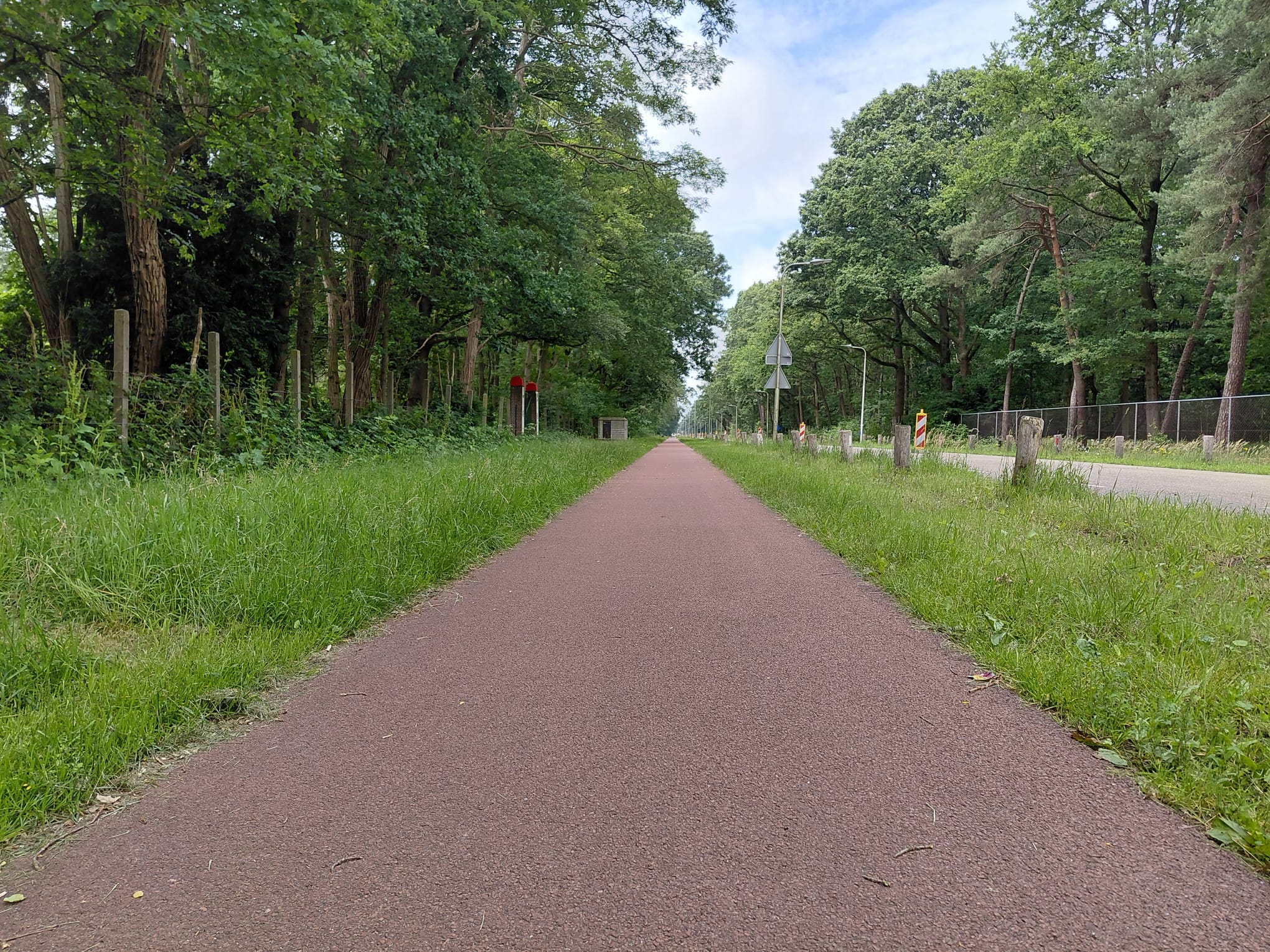 Op de afbeelding is het oude fietspad van de Gilzerbaan te zien. Deze maken we breder en het asfalt vervangen we.