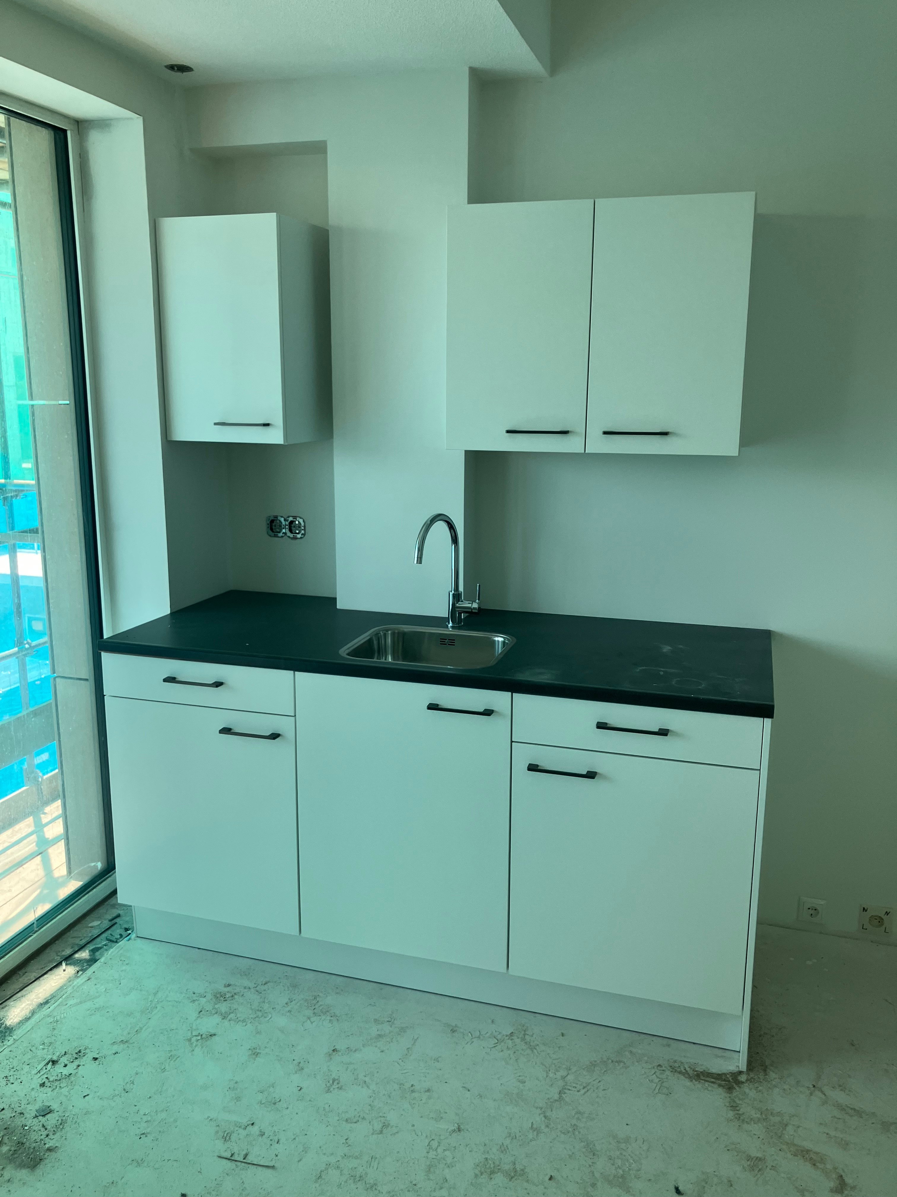 Door de bestaande constructie moet de afbouw ook worden aangepast op deze constructie. Hier is een voorbeeld van een keuken te zien.