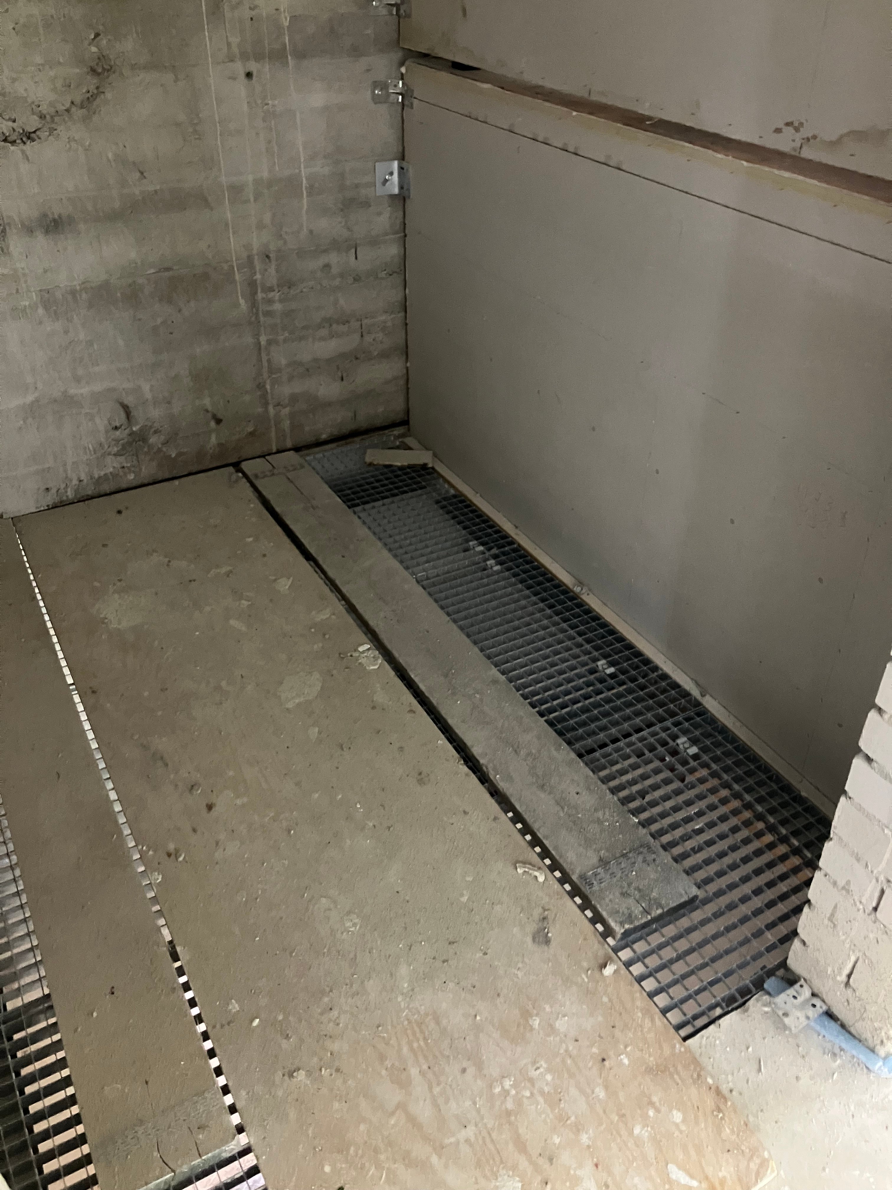 In de installatieschacht wordt er een rooster aangebracht voor de veiligheid.