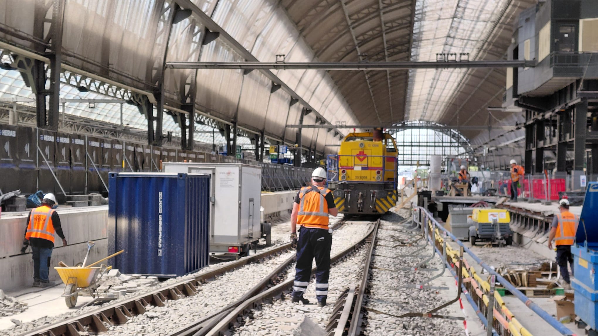 Hier zijn de werkzaamheden aan perron 4 en 5 te zien en de bedrijvigheid eromheen.