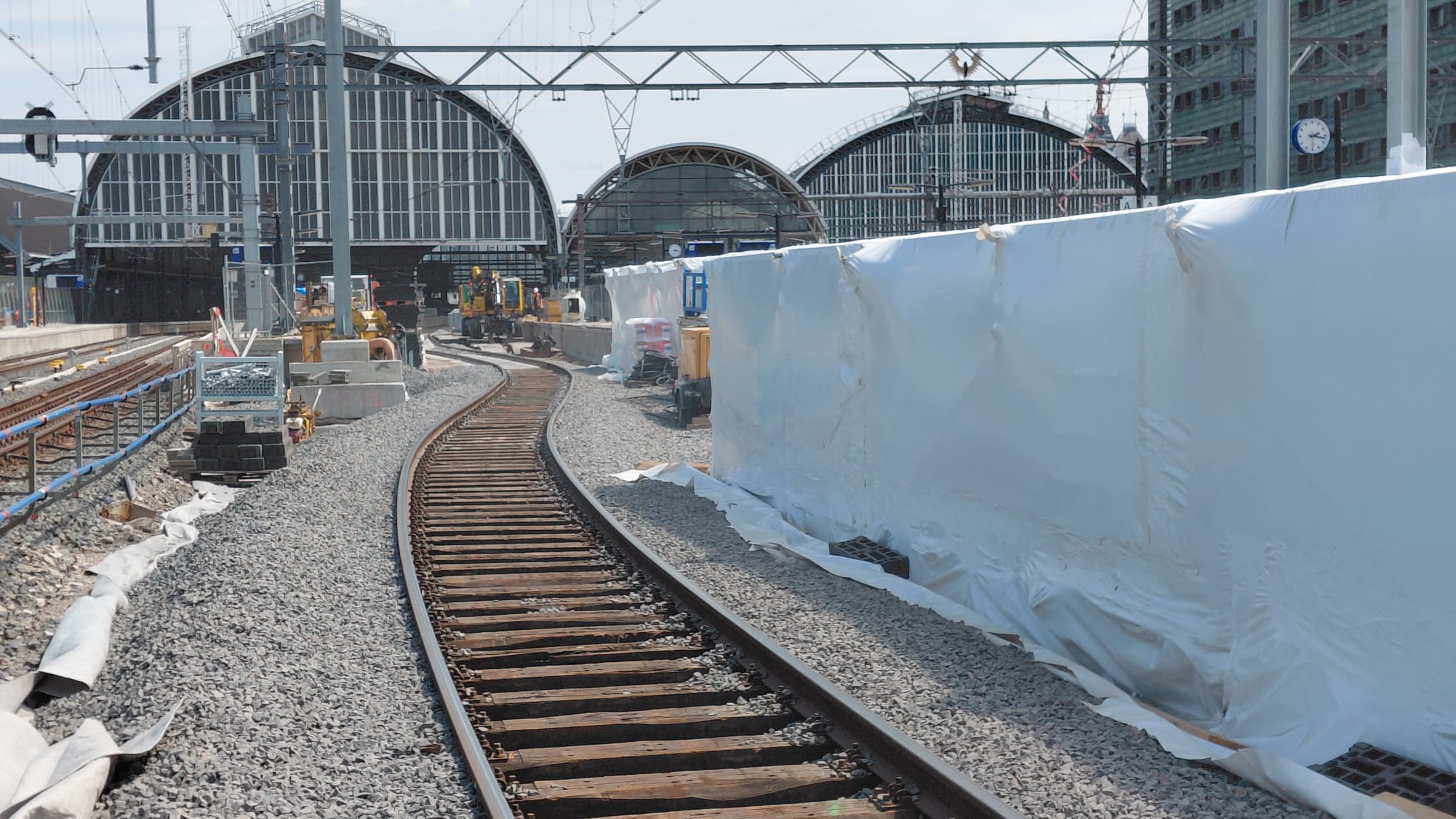 De opgebouwde tent t.b.v. werkzaamheden tweede fase brug Westertoegang met daarnaast het werkspoor.