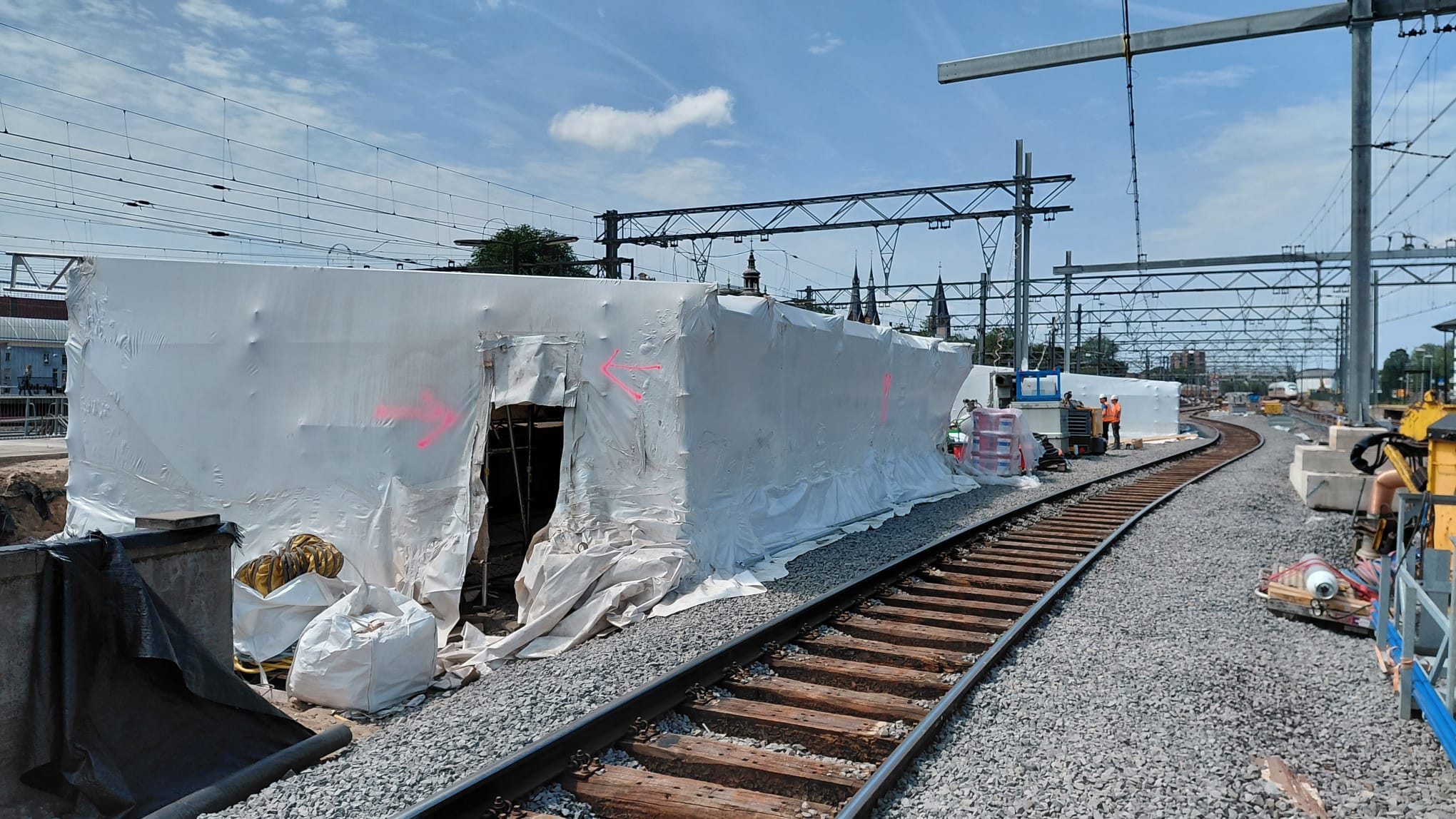 Ander perspectief van de opgebouwde tent om werkzaamheden uit te voeren aan de brug bij de Westertoegang, met daarnaast tijdelijk werkspoor 13 'de Anaconda'.