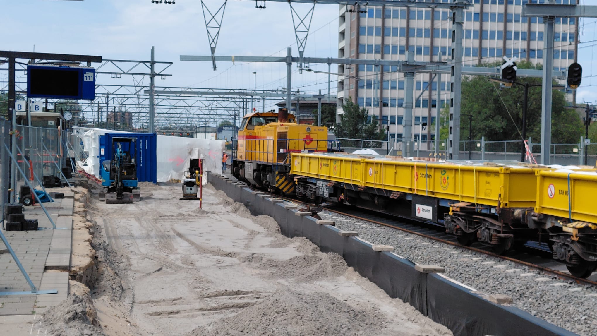 De tent is in de verte te zien, met ernaast een werktrein.