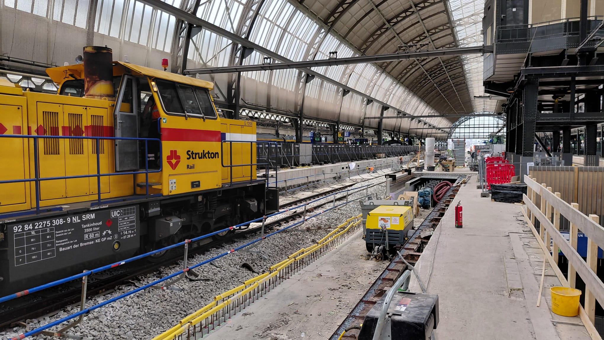 Werkzaamheden aan perron 5. t.b.v. de verbreding met de werktrein ernaast.