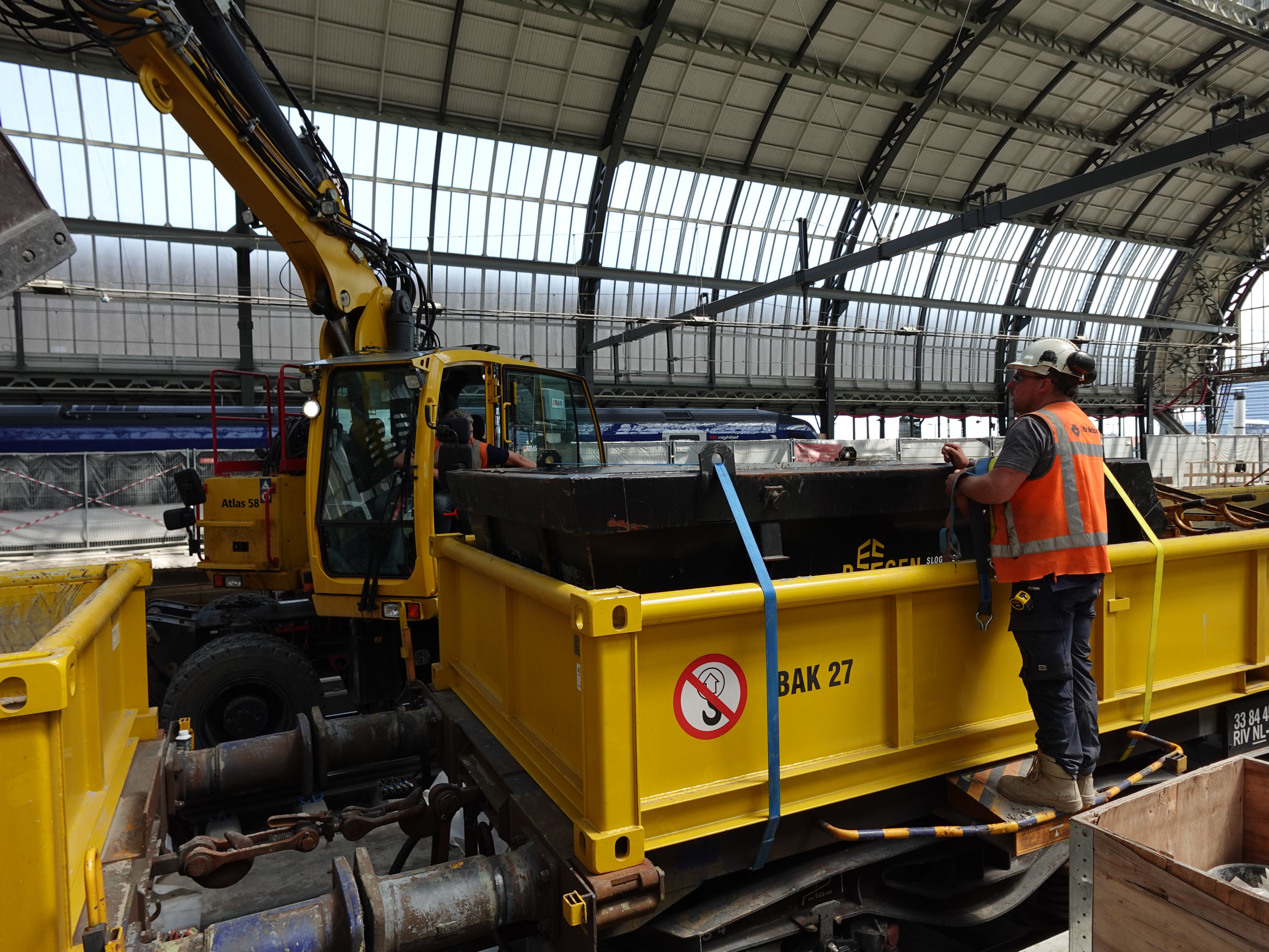 Werktrein wordt ingeladen met af te voeren (sloop)materiaal.