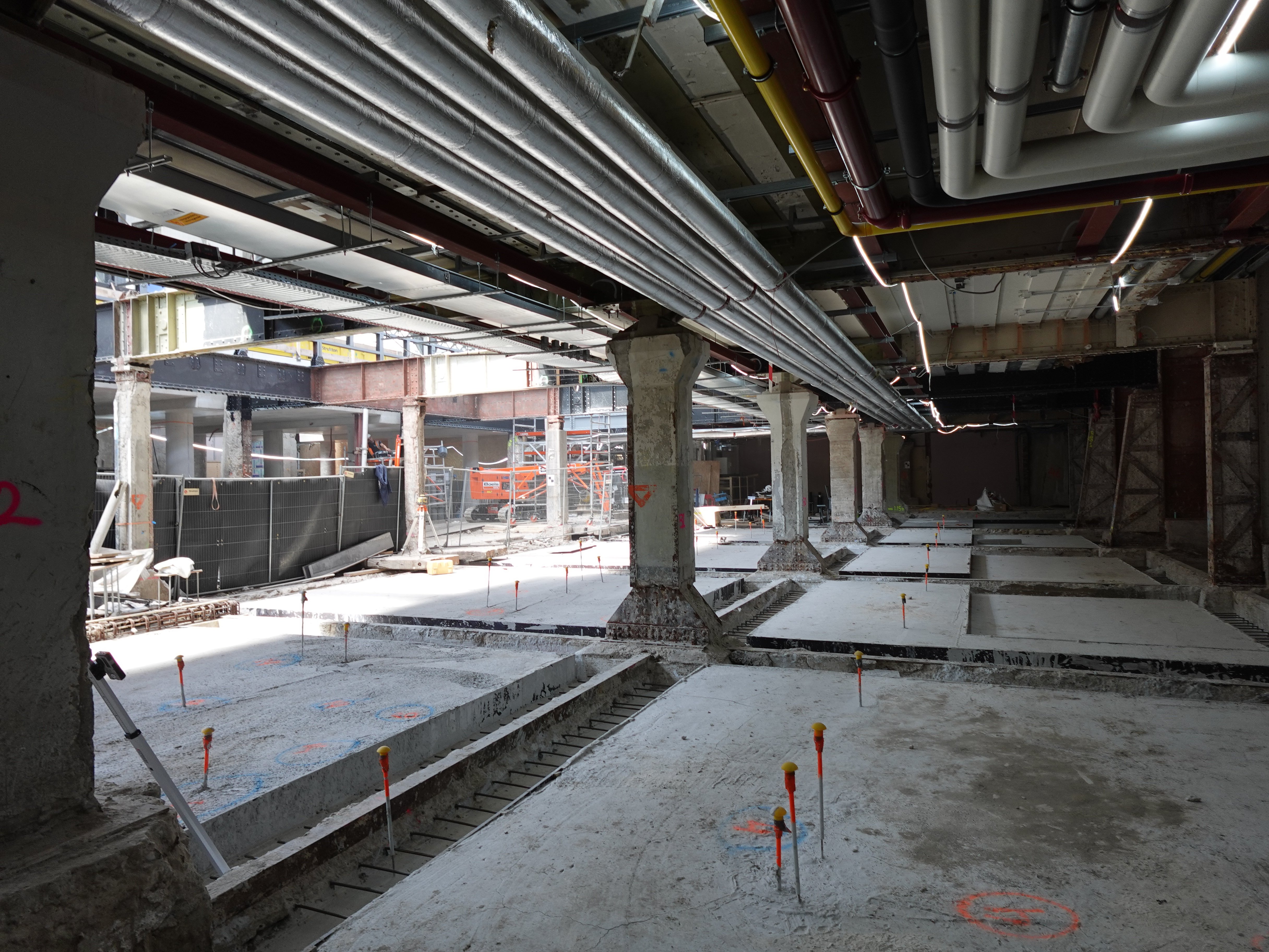 Een niveau lager (tunnelniveau), hier is de werkvloer gestort t.b.v. verlaging IJ-viaduct.