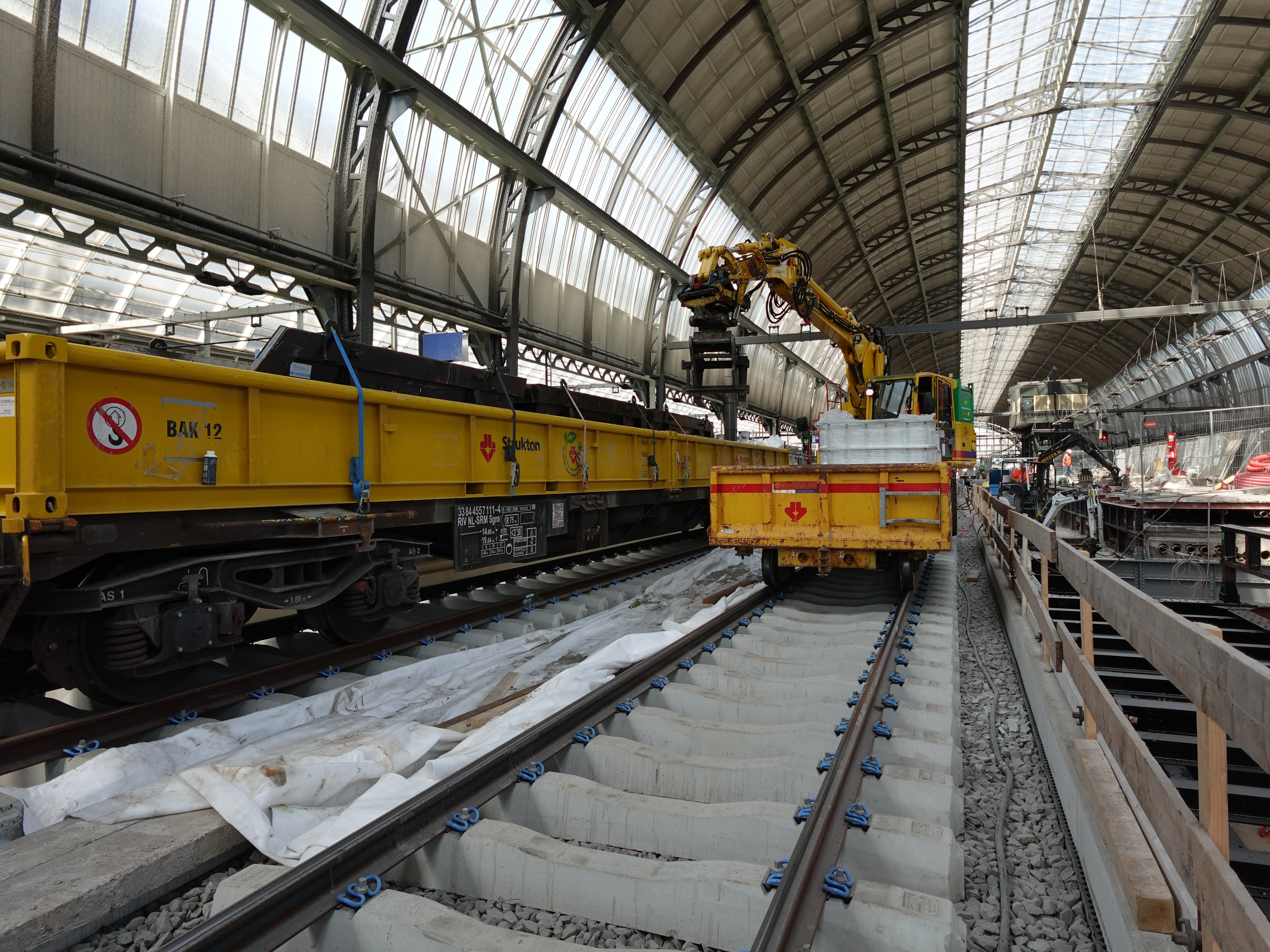 Een werktrein wordt ingeladen.