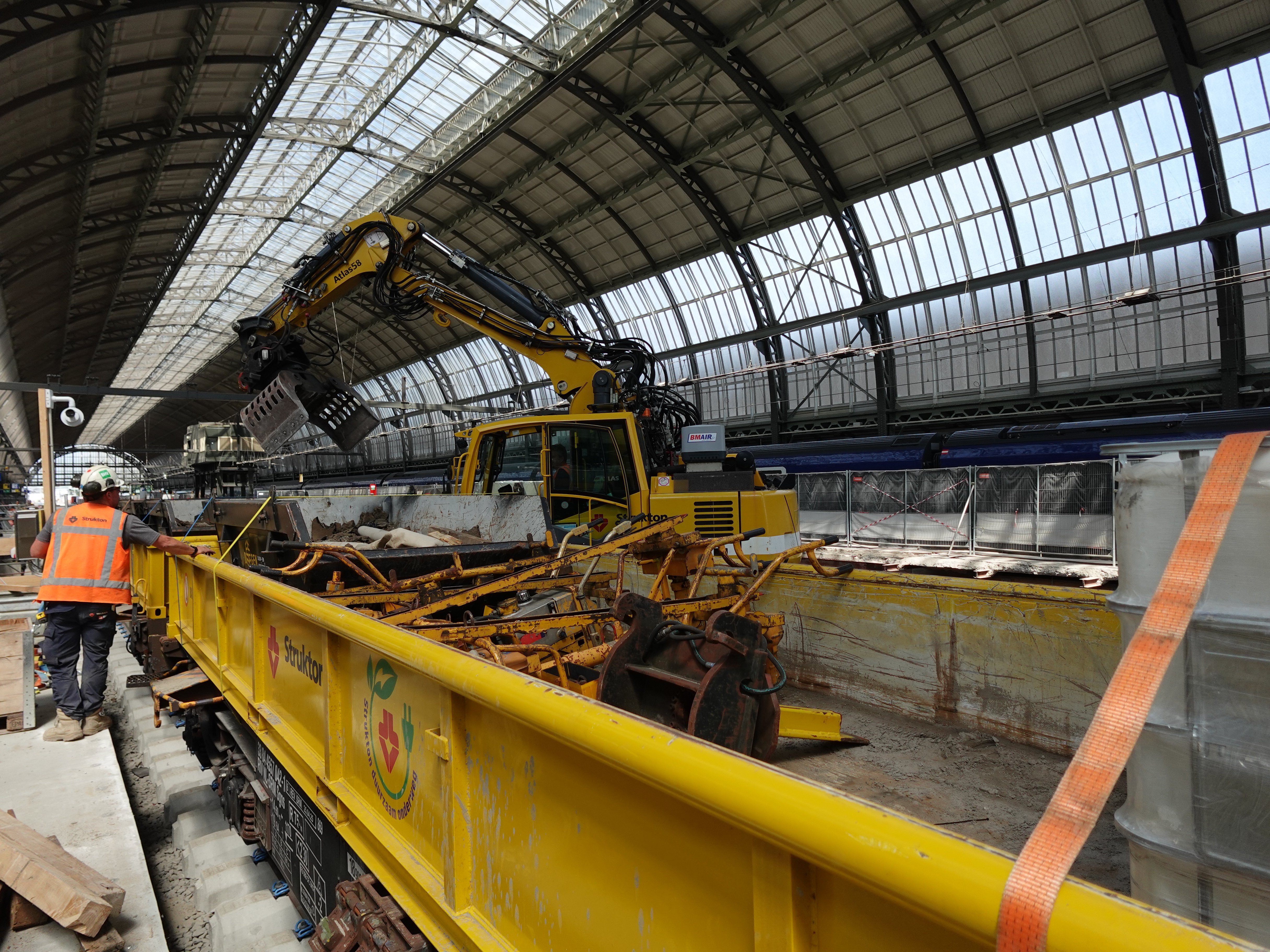 De werktrein wordt gevuld met materiaal dat vrijkomt bij de werkzaamheden.