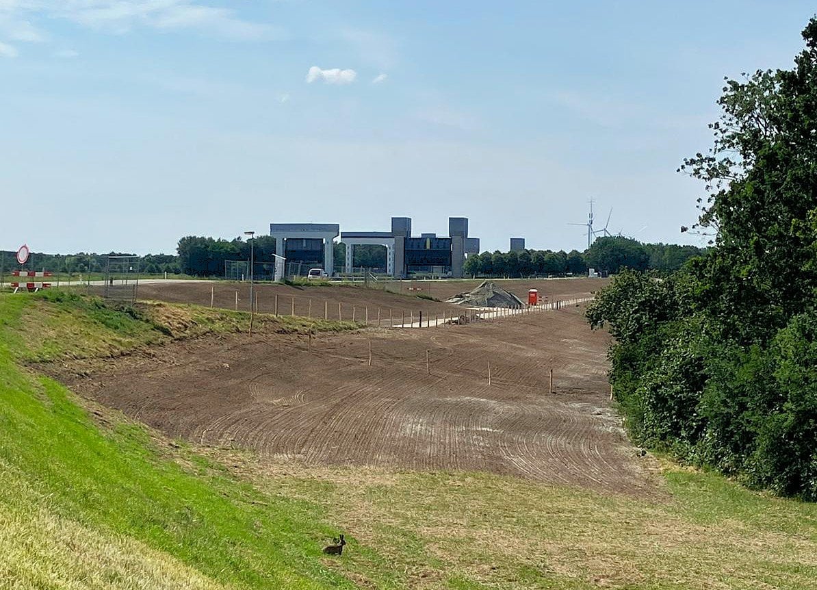 Zicht op de afrondende werkzaamheden langs de Lekdijk Oost.